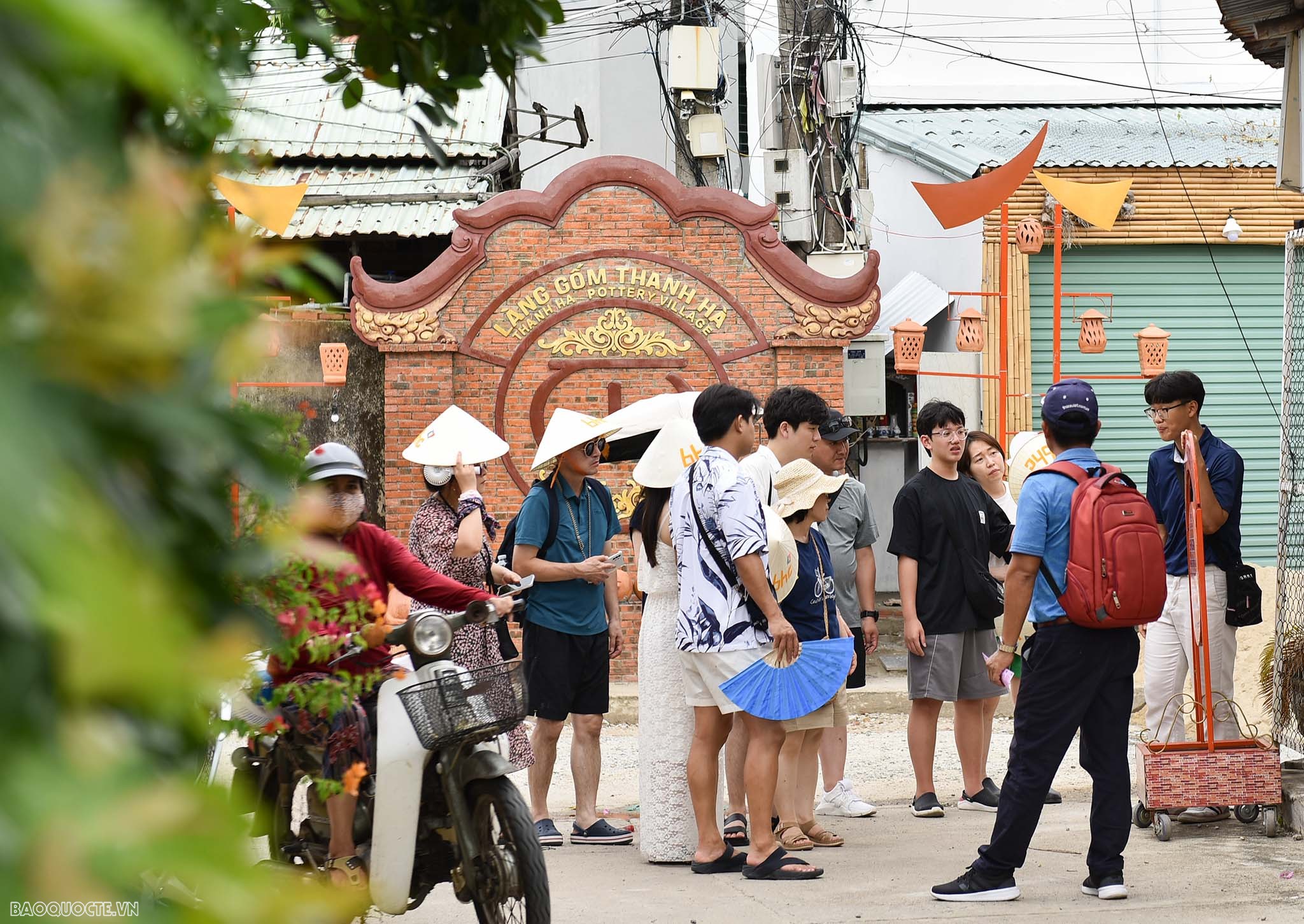 Du khách nước ngoài trải nghiệm ‘tay lấm bùn’ ở làng gốm Thanh Hà