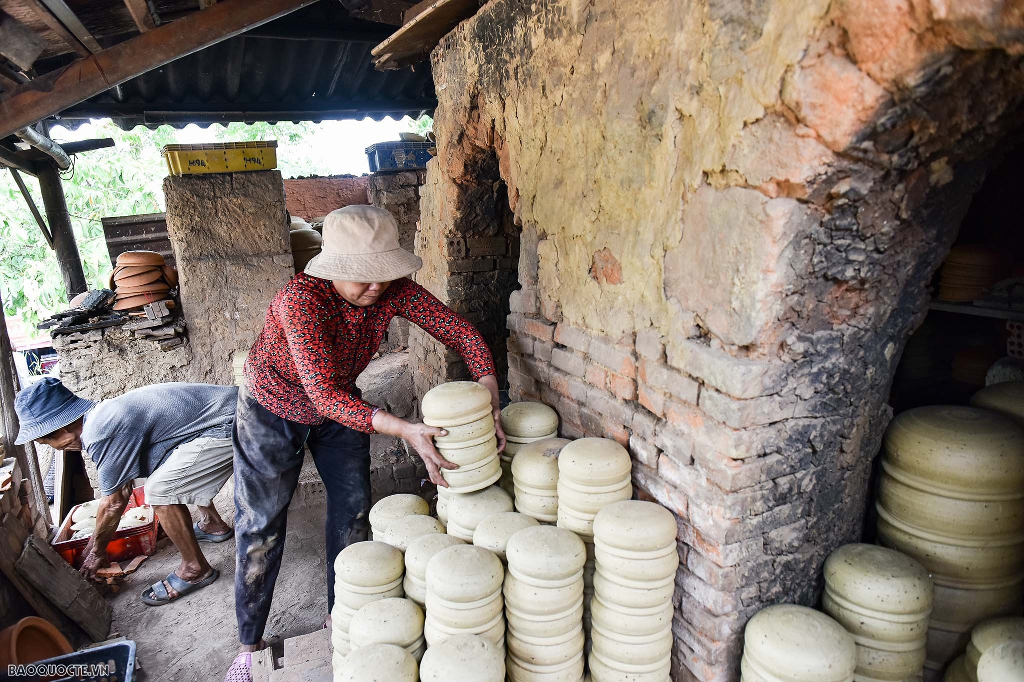 Du khách nước ngoài trải nghiệm ‘tay lấm bùn’ ở làng gốm Thanh Hà