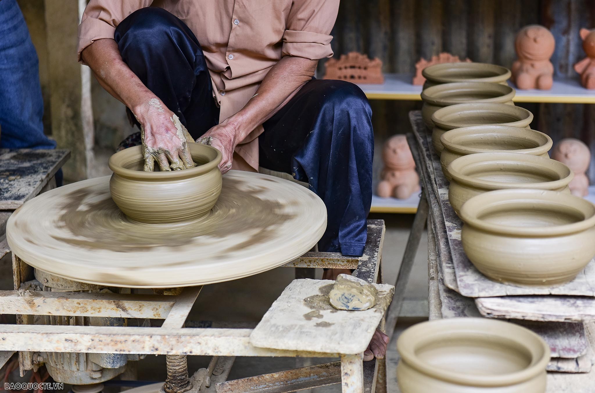 Du khách nước ngoài trải nghiệm ‘tay lấm bùn’ ở làng gốm Thanh Hà