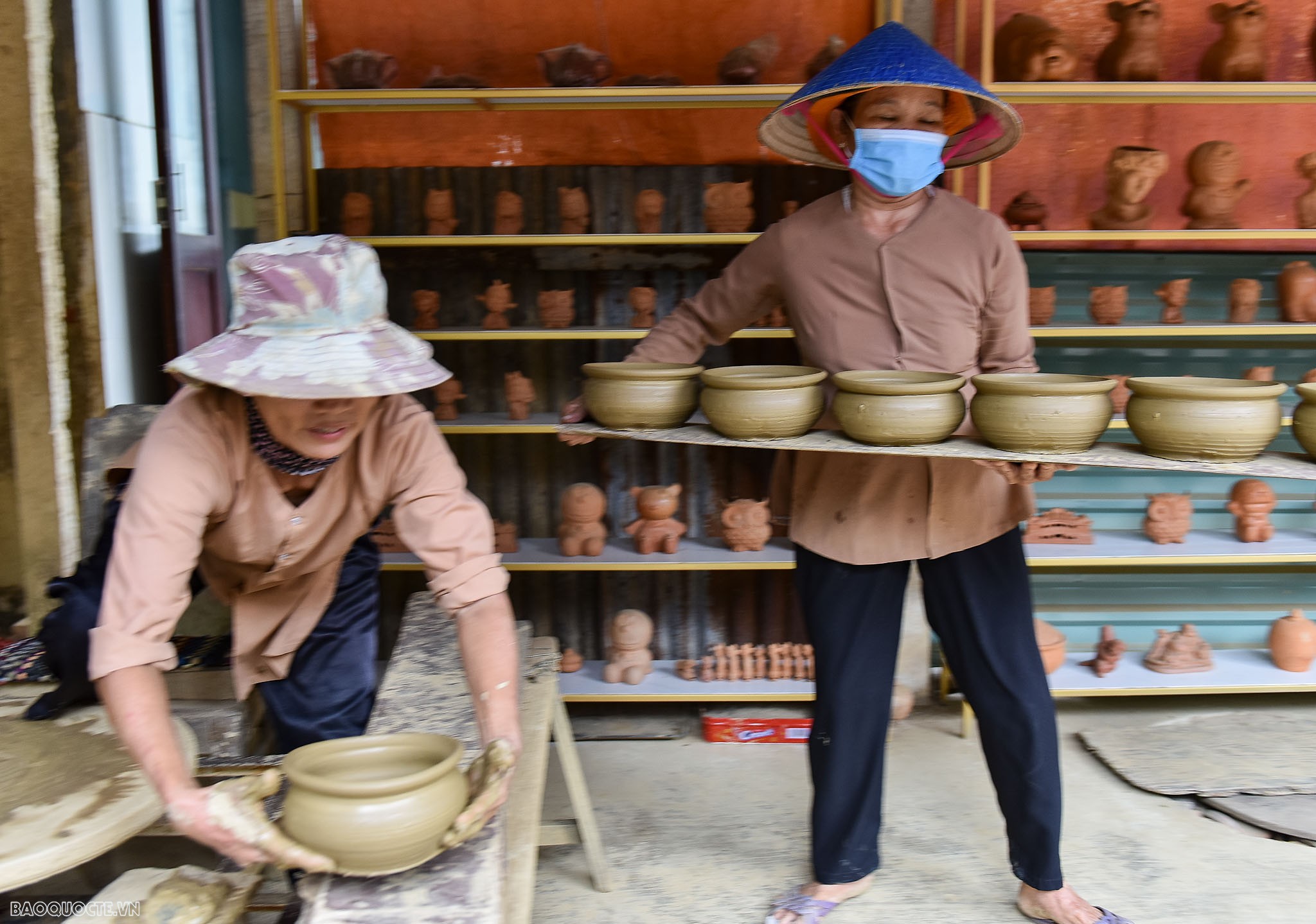 Du khách nước ngoài trải nghiệm ‘tay lấm bùn’ ở làng gốm Thanh Hà