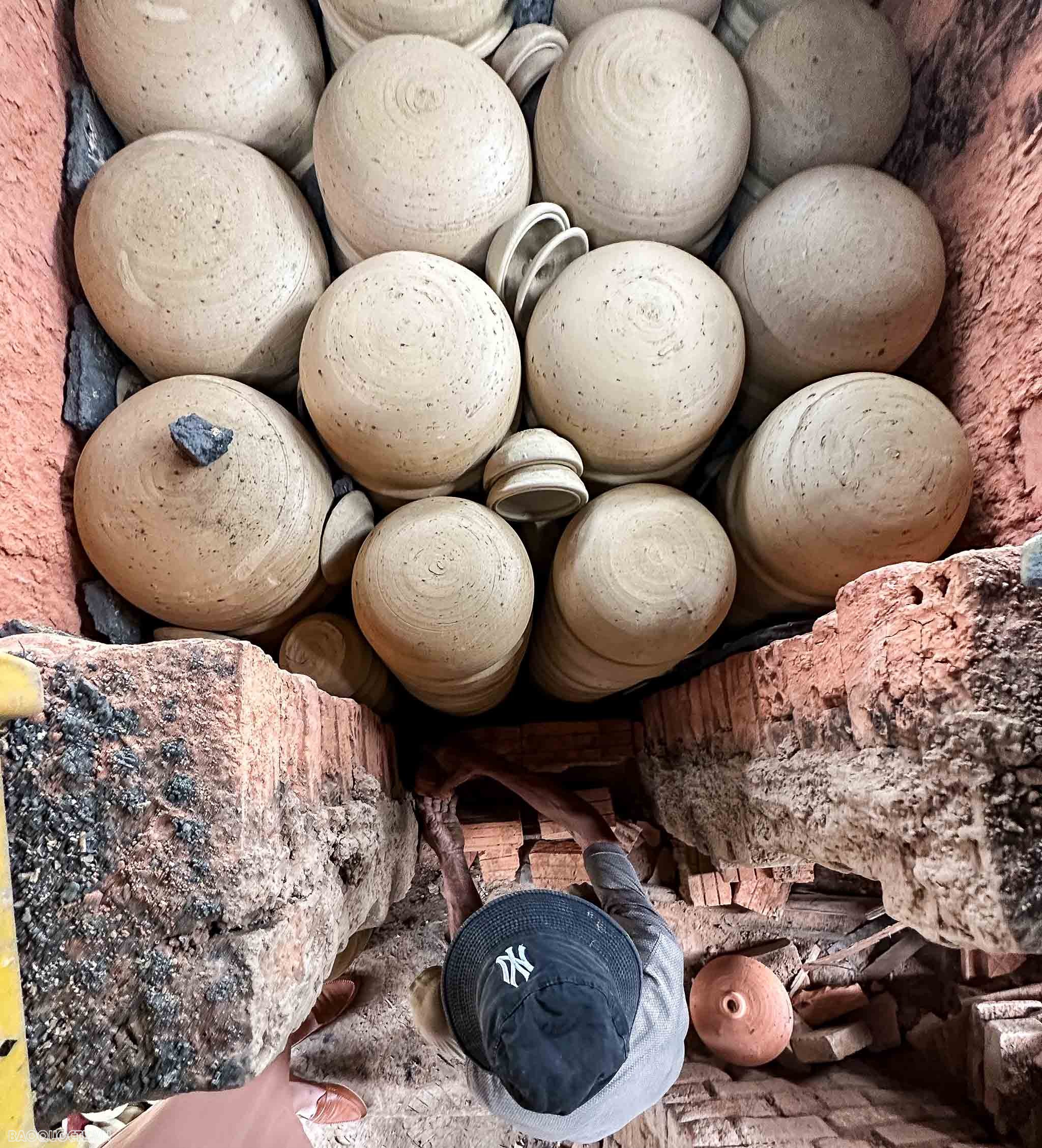 Du khách nước ngoài trải nghiệm ‘tay lấm bùn’ ở làng gốm Thanh Hà