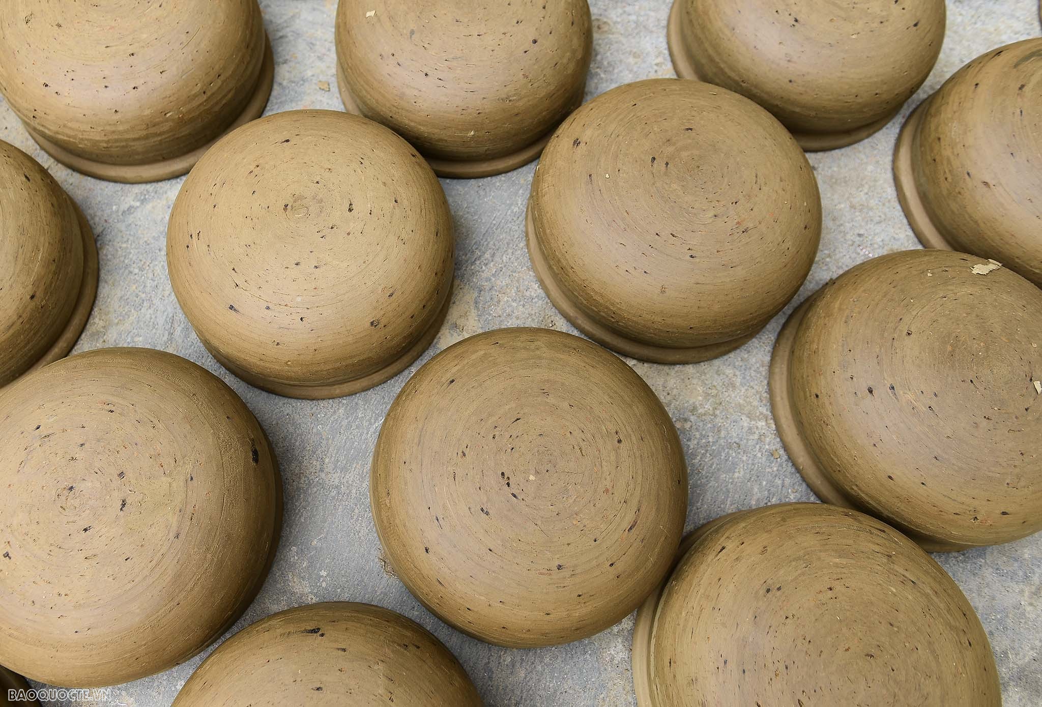 Du khách nước ngoài trải nghiệm ‘tay lấm bùn’ ở làng gốm Thanh Hà