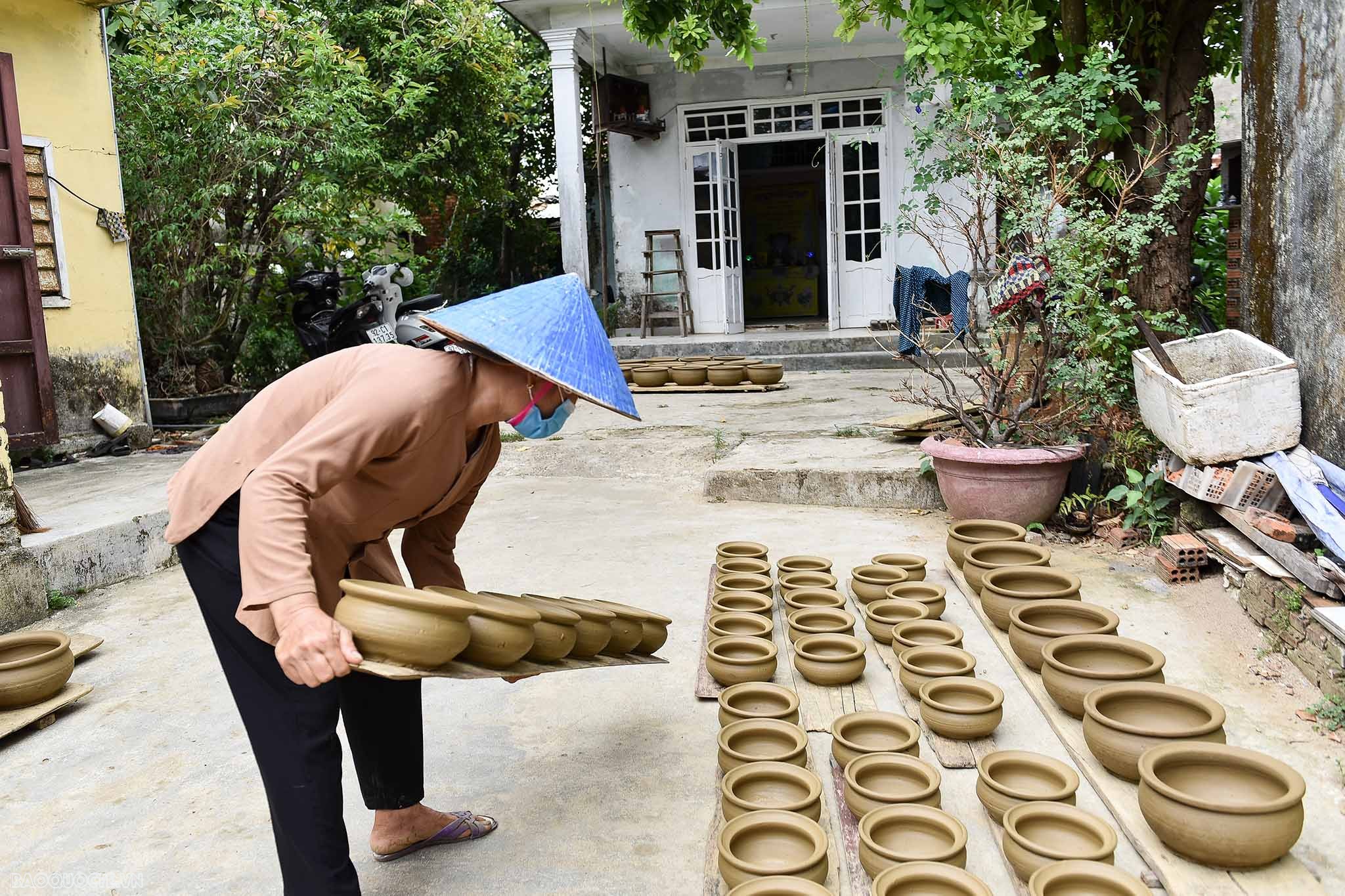 Du khách nước ngoài trải nghiệm ‘tay lấm bùn’ ở làng gốm Thanh Hà