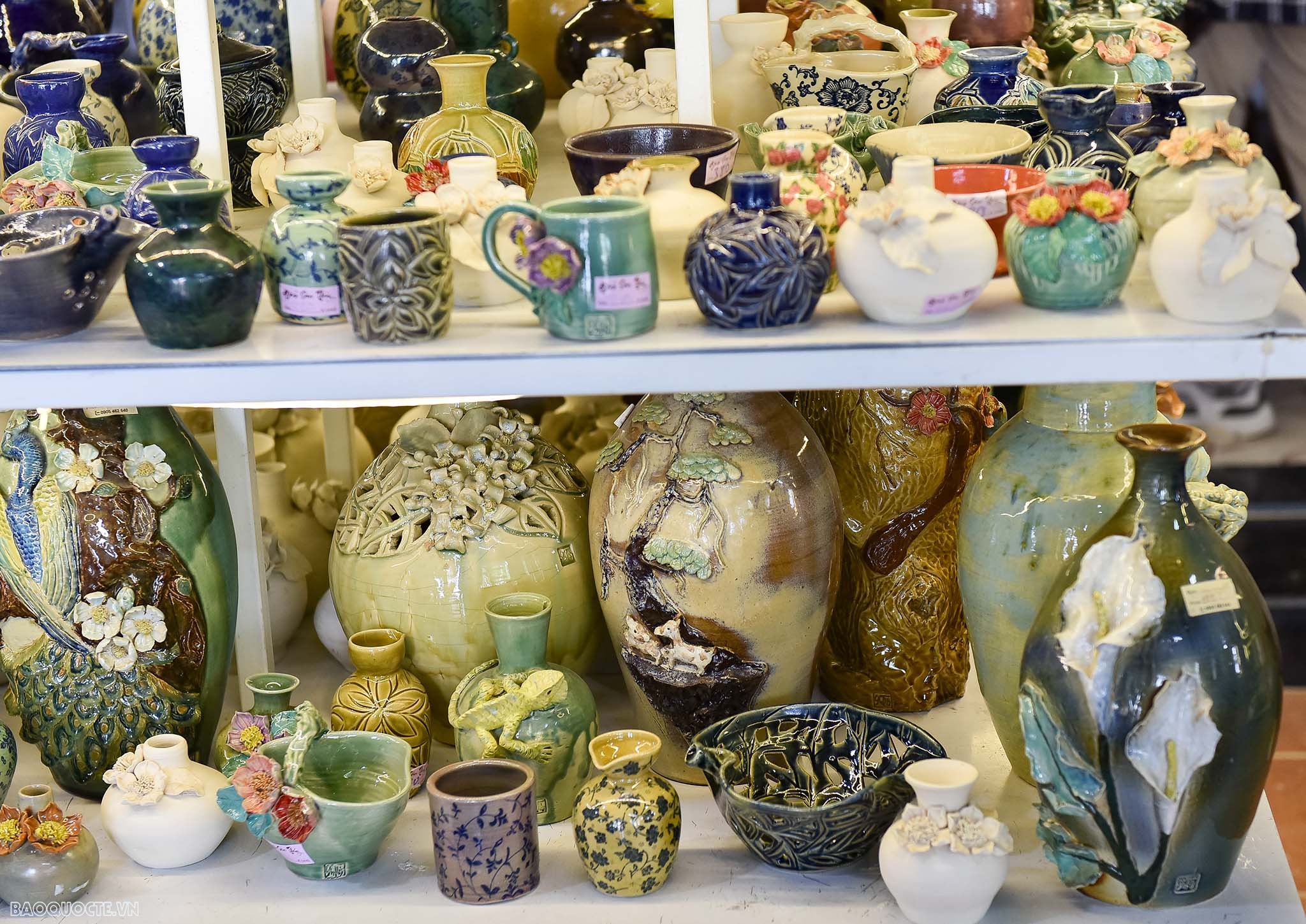 Du khách nước ngoài trải nghiệm ‘tay lấm bùn’ ở làng gốm Thanh Hà