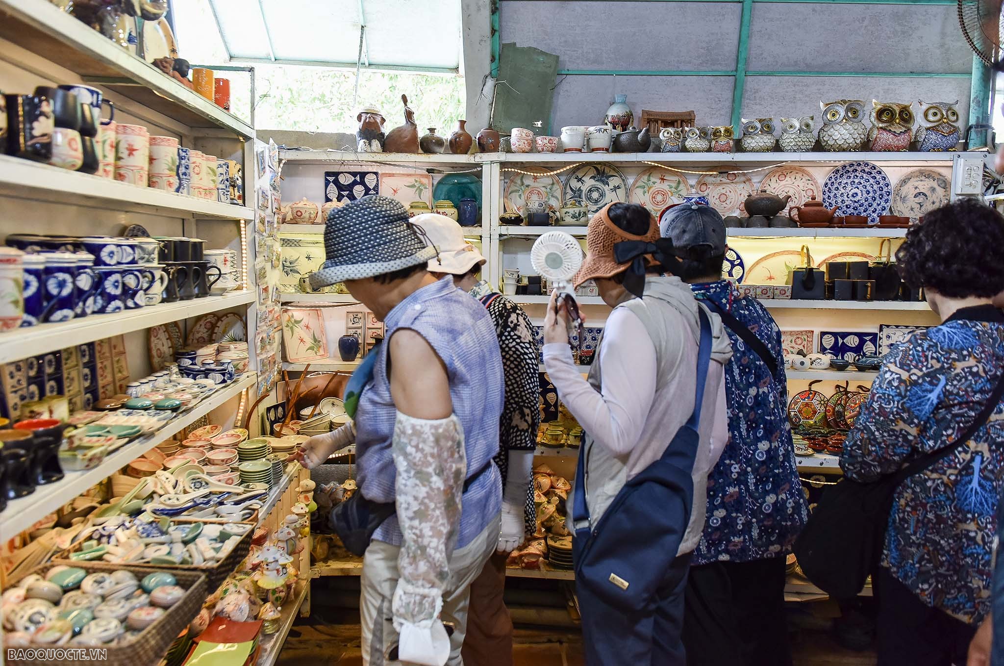 Du khách nước ngoài trải nghiệm ‘tay lấm bùn’ ở làng gốm Thanh Hà