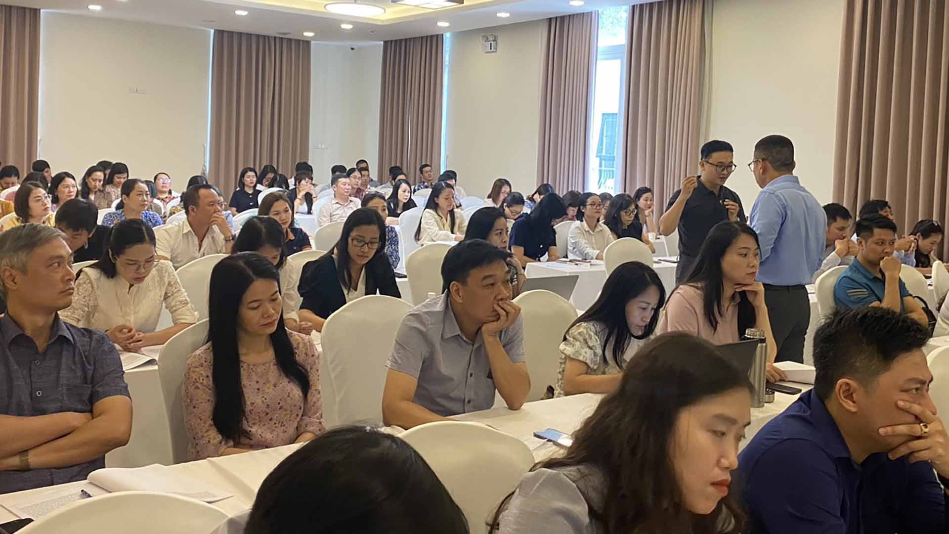 Học viên đưa ra câu hỏi thảo luận TS. Vũ Lê Thái Hoàng.jpg