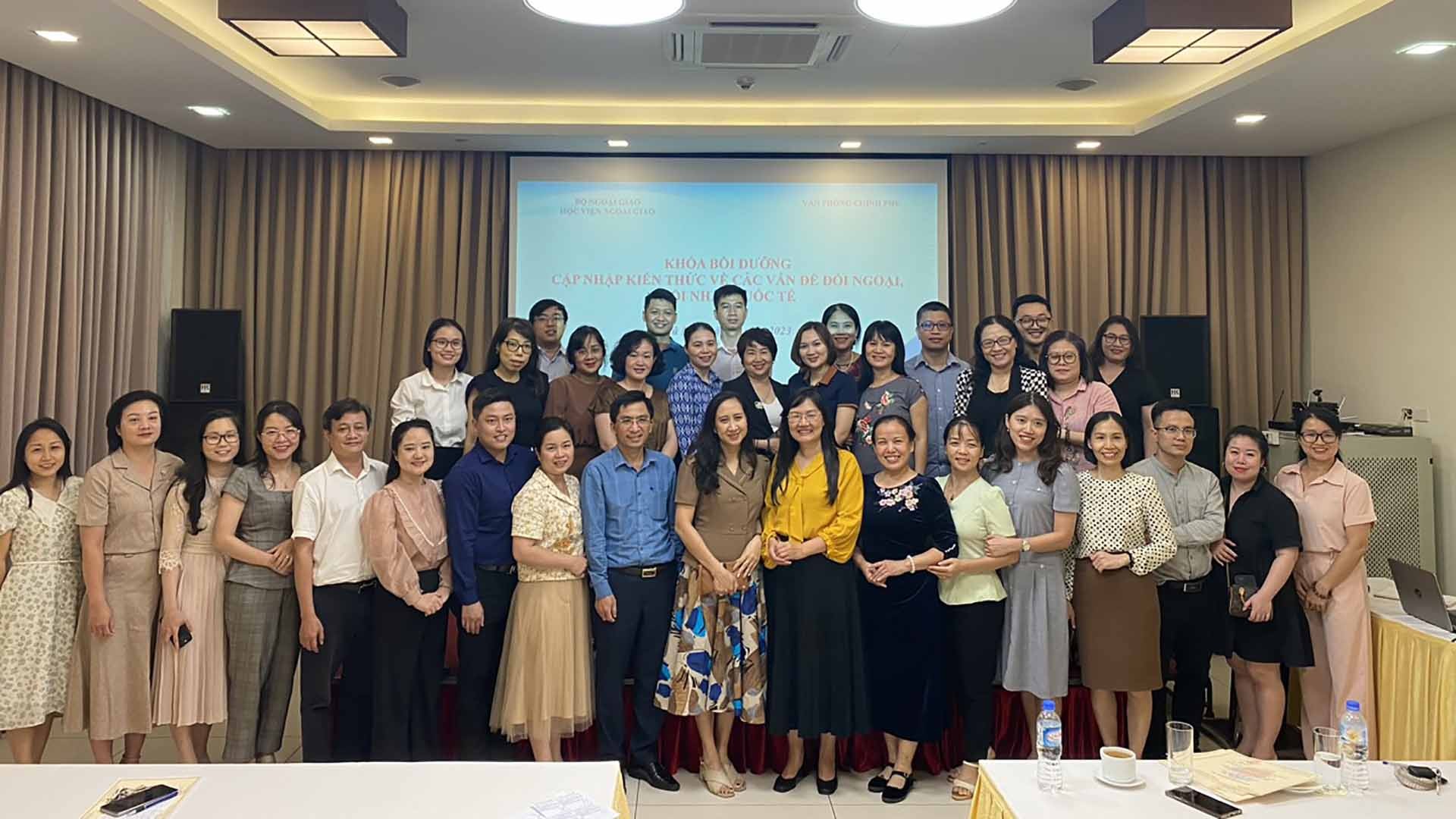 TS. Phạm Lan Dung, Quyền Giám đốc Học viện Ngoại giao và tập thể lớp.