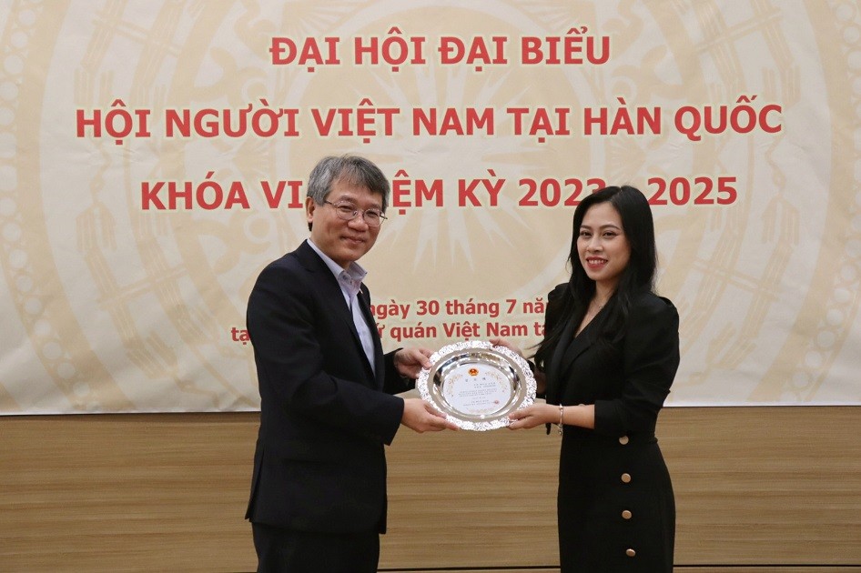 Hội người Việt Nam tại Hàn Quốc ra mắt Ban chấp hành mới Hội người Việt Nam tại Hàn Quốc ra mắt Ban chấp hành mới