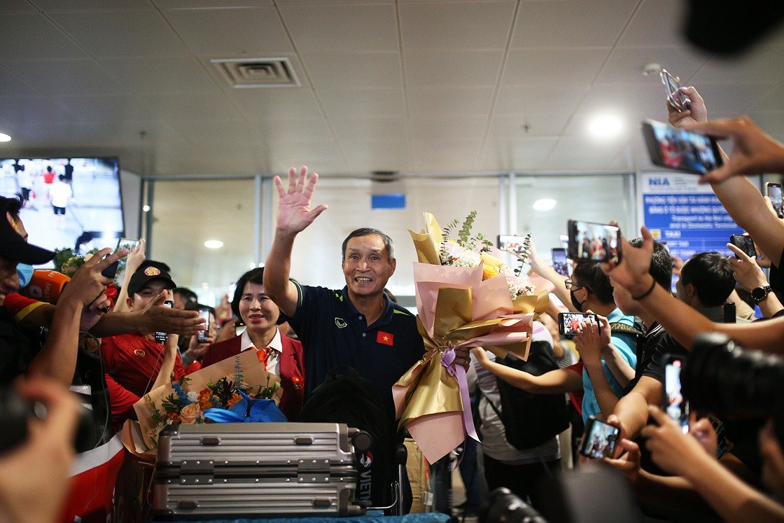 Đội tuyển nữ Việt Nam chia hai nhóm: nhóm về sân bay Nội Bài (Hà Nội) và Tân Sơn Nhất (TP. Hồ Chí Minh).