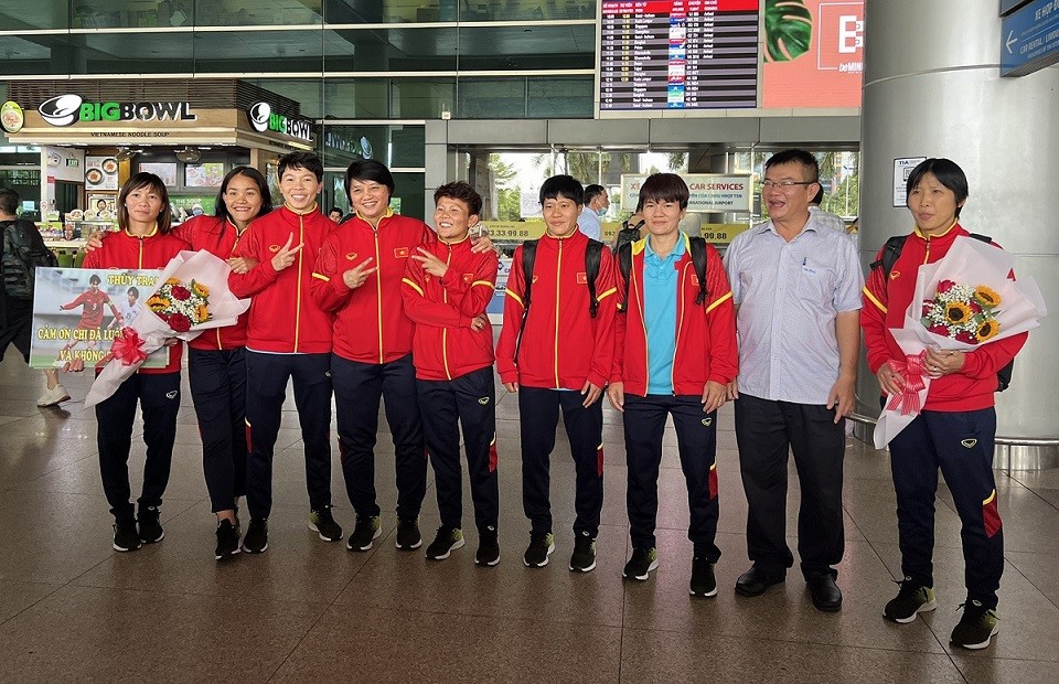 World Cup nữ 2023: Xúc động hình ảnh đội tuyển nữ Việt Nam trở về trong vòng tay người hâm mộ