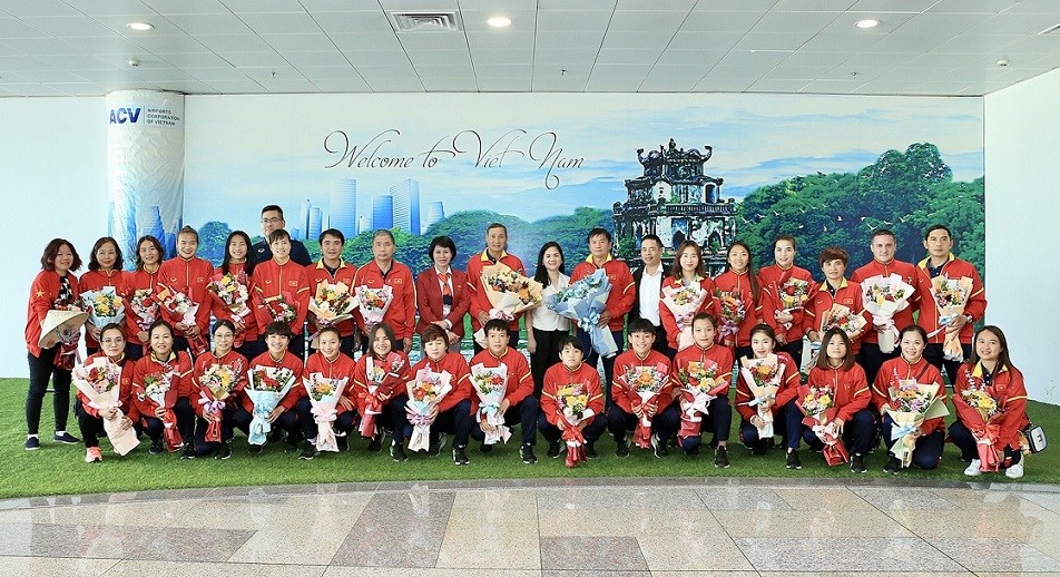 World Cup nữ 2023: Xúc động hình ảnh đội tuyển nữ Việt Nam trở về trong vòng tay người hâm mộ