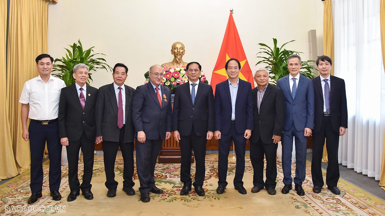 Bộ trưởng Ngoại giao Bùi Thanh Sơn trao Huân chương Hữu nghị cho Tiến sỹ Kambiz Ghawami