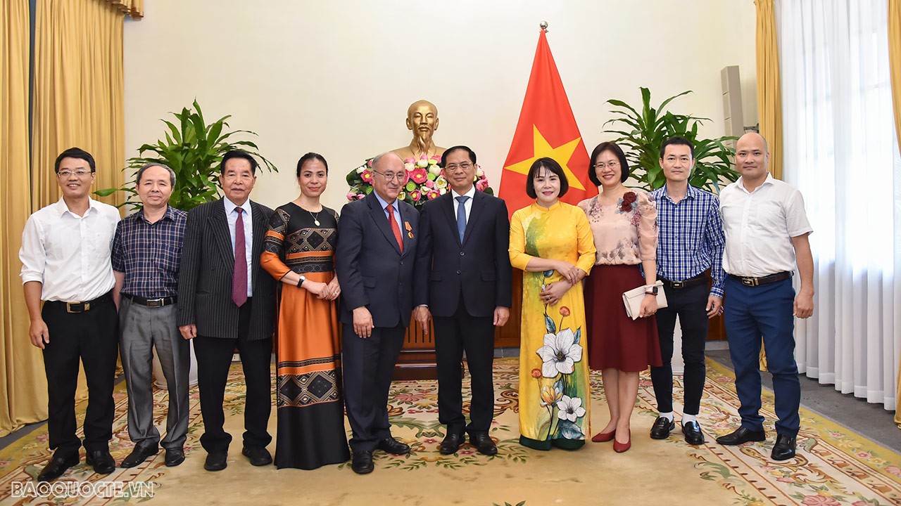 Bộ trưởng Ngoại giao Bùi Thanh Sơn trao Huân chương Hữu nghị cho Tiến sỹ Kambiz Ghawami