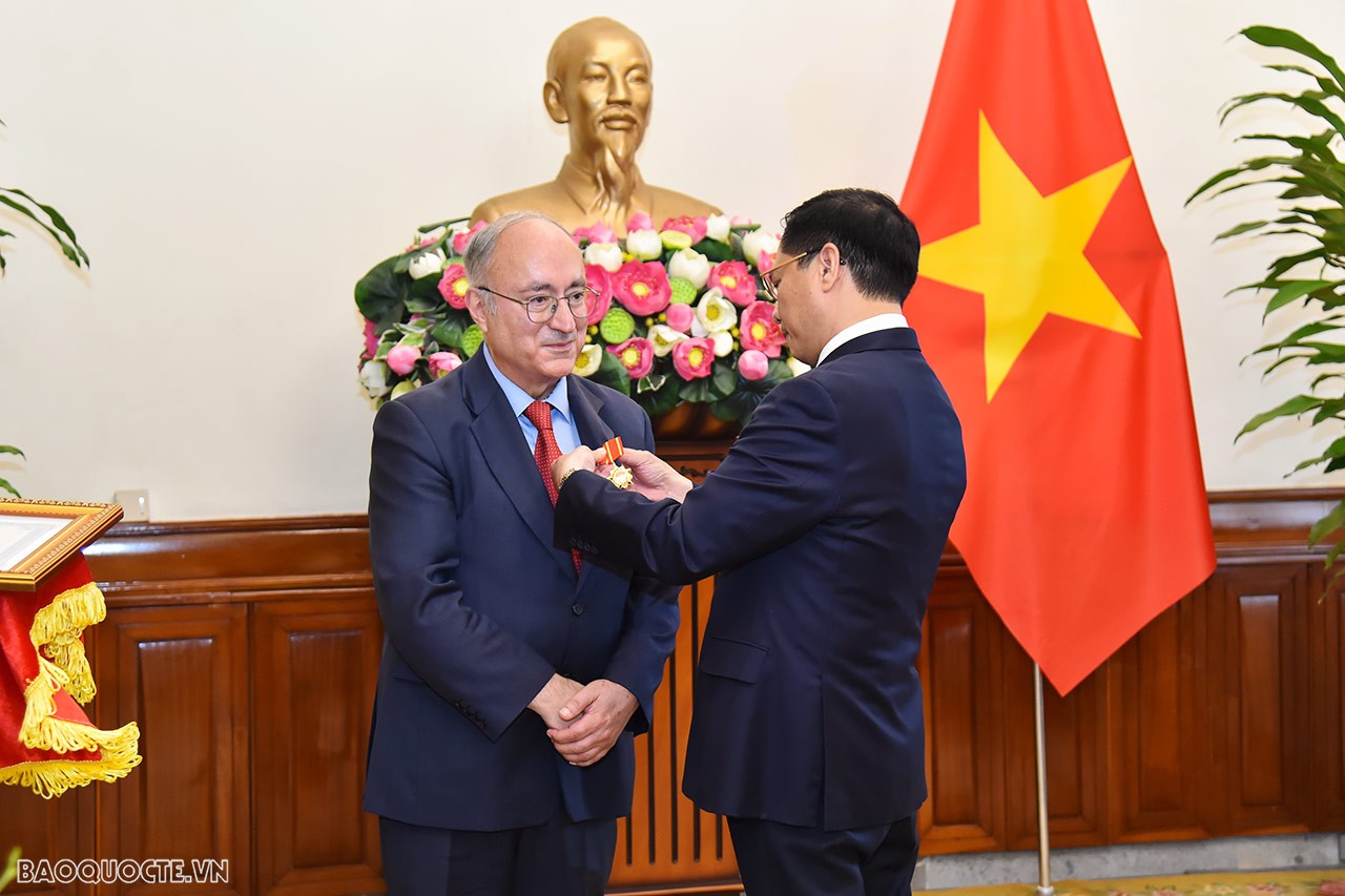 Bộ trưởng Ngoại giao Bùi Thanh Sơn trao Huân chương Hữu nghị cho Tiến sỹ Kambiz Ghawami