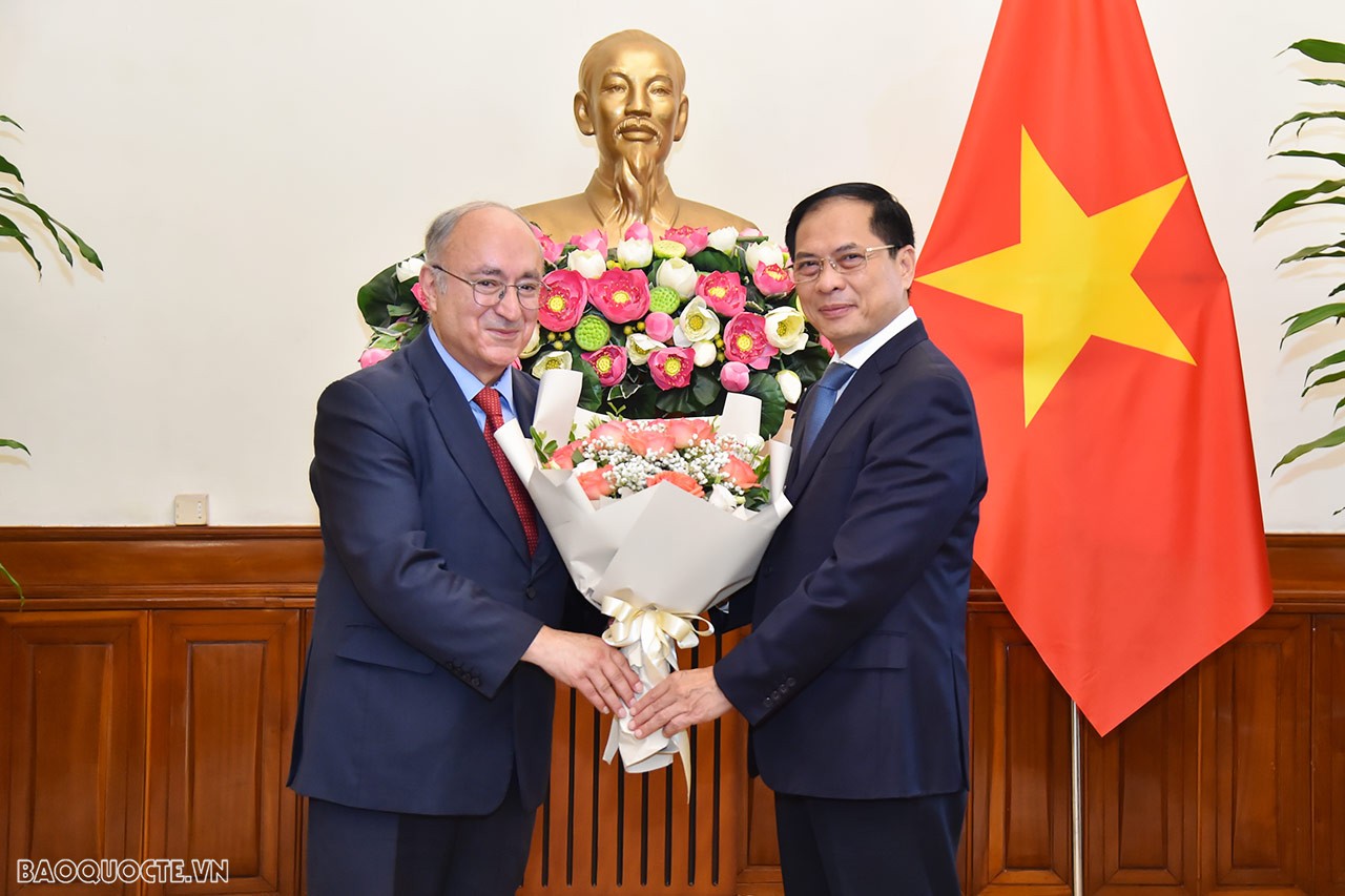 Bộ trưởng Ngoại giao Bùi Thanh Sơn trao Huân chương Hữu nghị cho Tiến sỹ Kambiz Ghawami