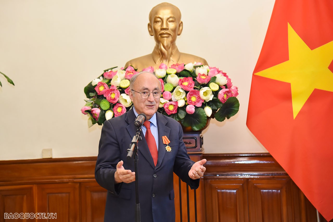 Bộ trưởng Ngoại giao Bùi Thanh Sơn trao Huân chương Hữu nghị cho Tiến sỹ Kambiz Ghawami