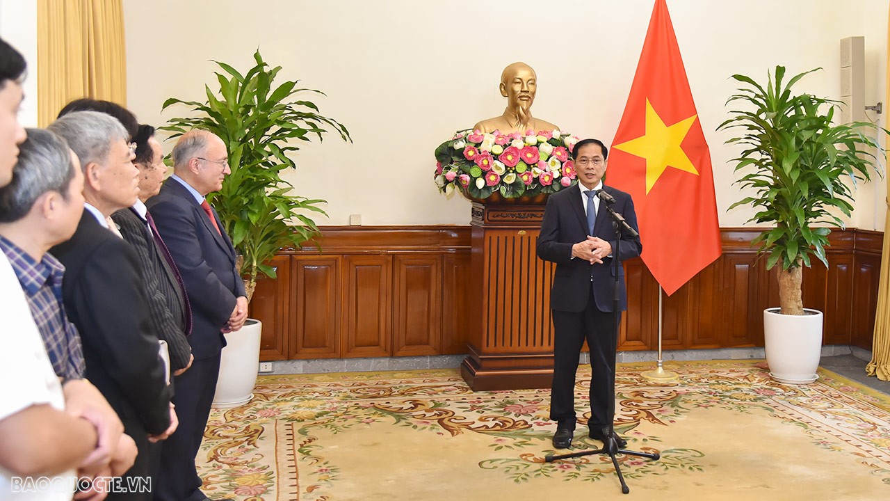 Bộ trưởng Ngoại giao Bùi Thanh Sơn trao Huân chương Hữu nghị cho Tiến sỹ Kambiz Ghawami