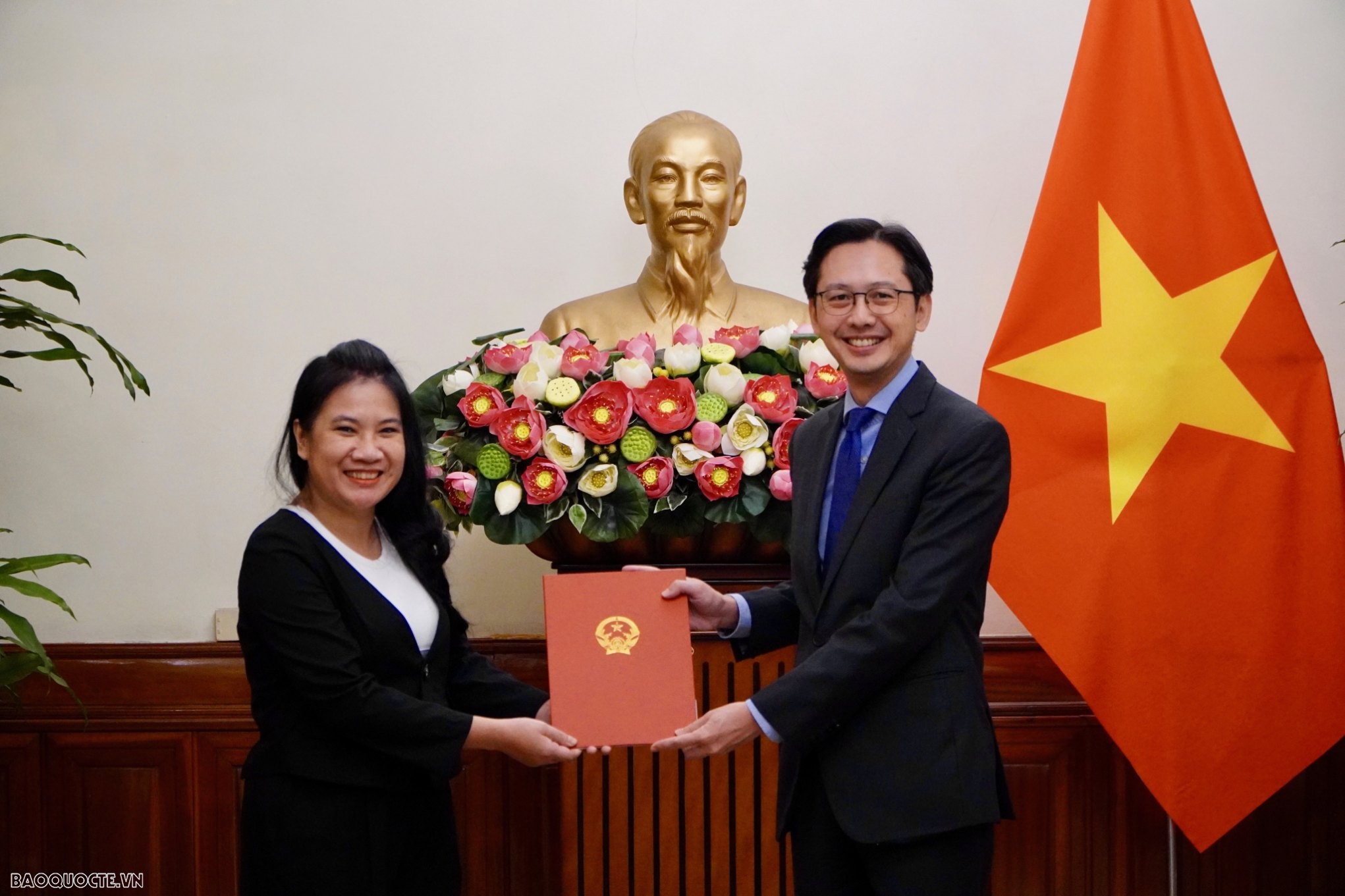 Thứ trưởng Ngoại giao Đỗ Hùng Việt trao quyết định tiếp nhận, điều động 6 cán bộ lãnh đạo cấp Vụ.