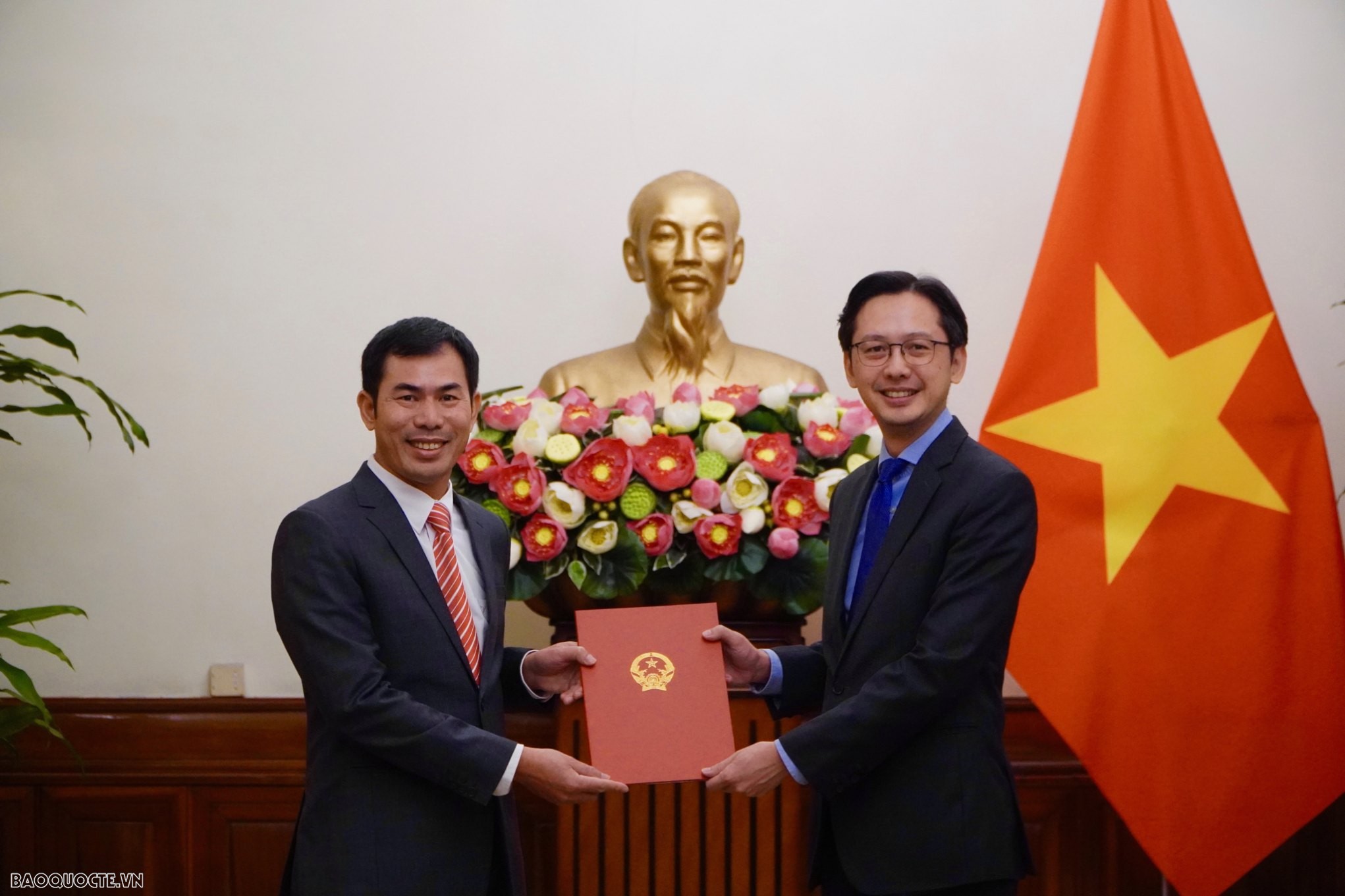 Thứ trưởng Ngoại giao Đỗ Hùng Việt trao quyết định tiếp nhận, điều động 6 cán bộ lãnh đạo cấp Vụ.