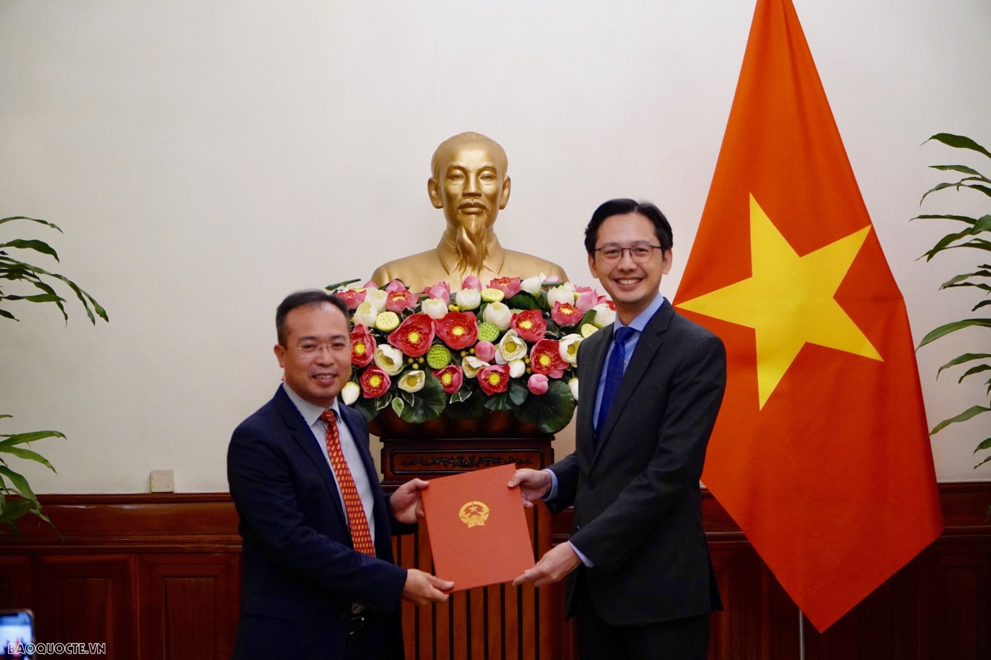 Thứ trưởng Ngoại giao Đỗ Hùng Việt trao quyết định tiếp nhận, điều động 6 cán bộ lãnh đạo cấp Vụ.