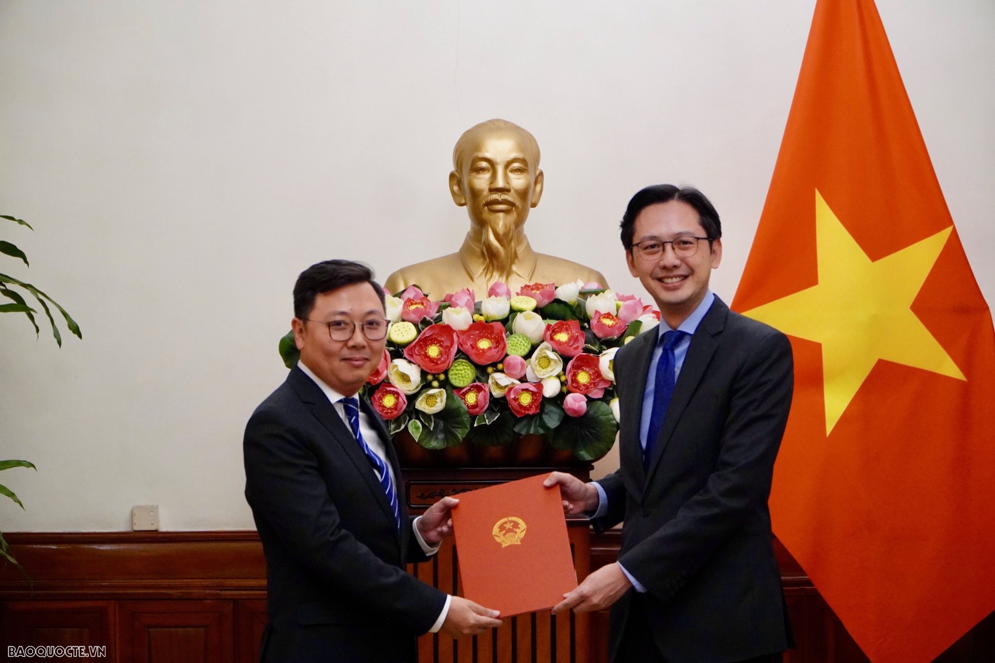 Thứ trưởng Ngoại giao Đỗ Hùng Việt trao quyết định tiếp nhận, điều động 6 cán bộ lãnh đạo cấp Vụ.