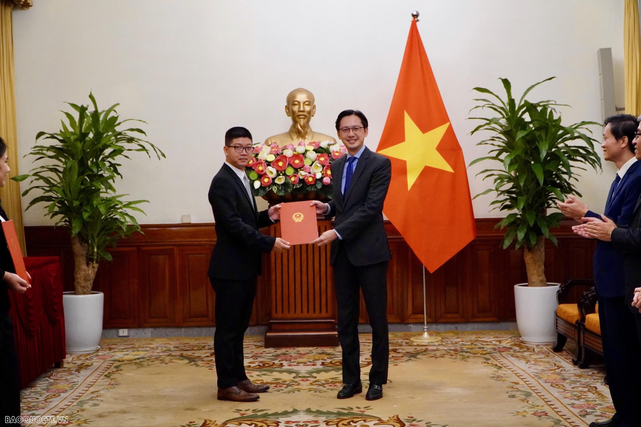 Thứ trưởng Ngoại giao Đỗ Hùng Việt trao quyết định tiếp nhận, điều động 6 cán bộ lãnh đạo cấp Vụ.