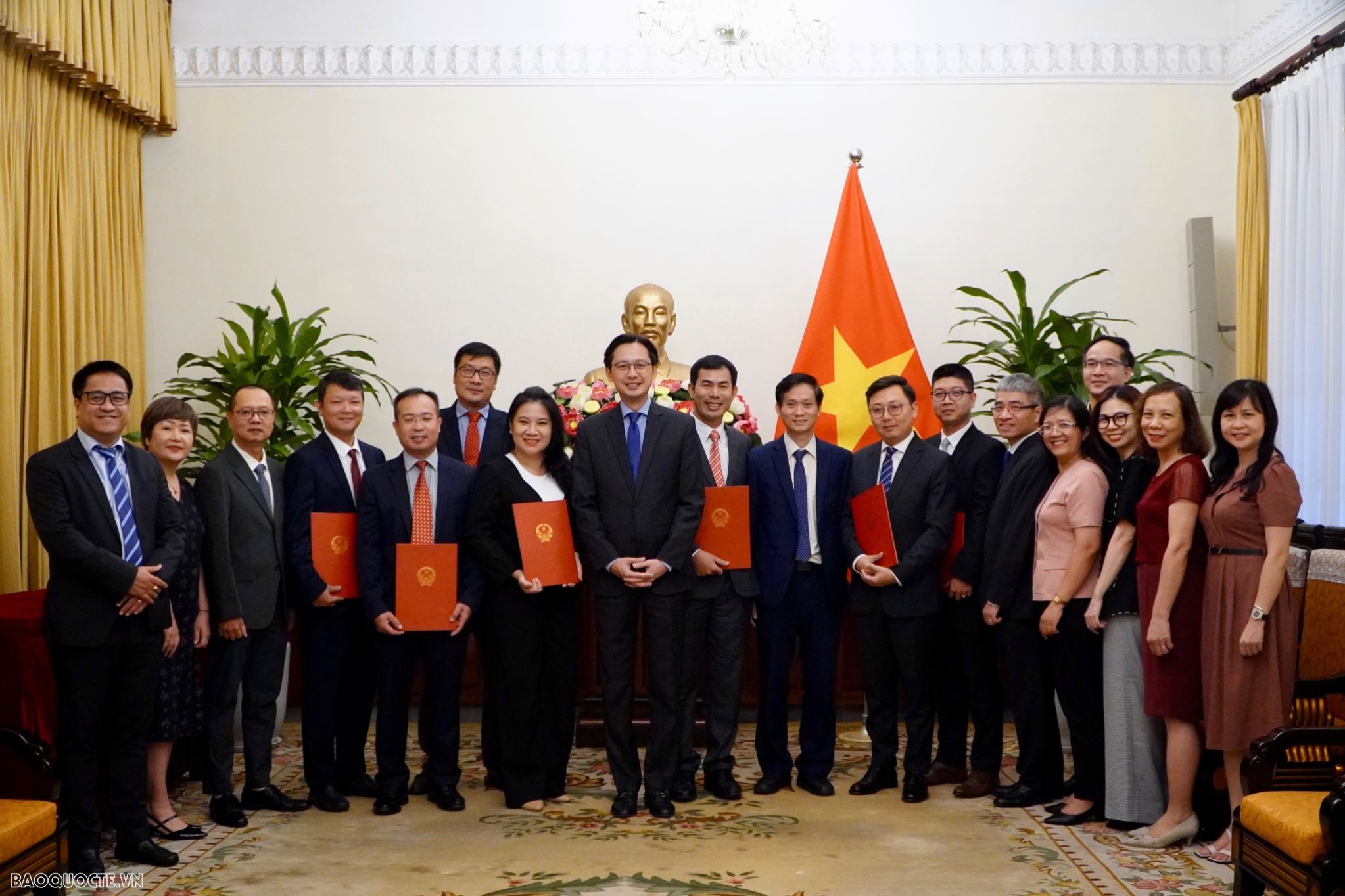 Thứ trưởng Ngoại giao Đỗ Hùng Việt trao quyết định tiếp nhận, điều động 6 cán bộ lãnh đạo cấp Vụ.