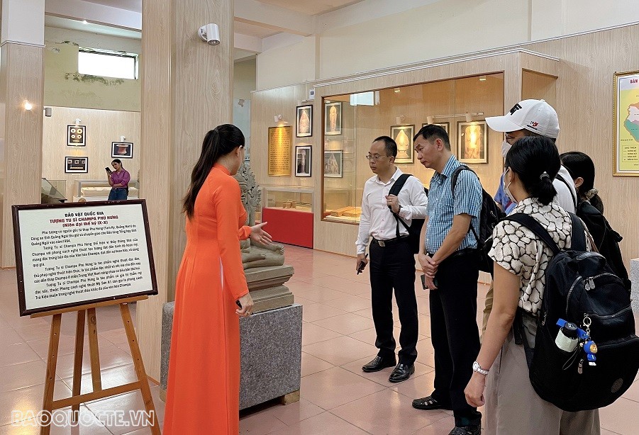 Đoàn báo chí nước ngoài thường trú tại Việt Nam khám phá Văn hóa Sa Huỳnh Đoàn báo chí nước ngoài thường trú tại Việt Nam khám phá văn hóa Sa Huỳnh