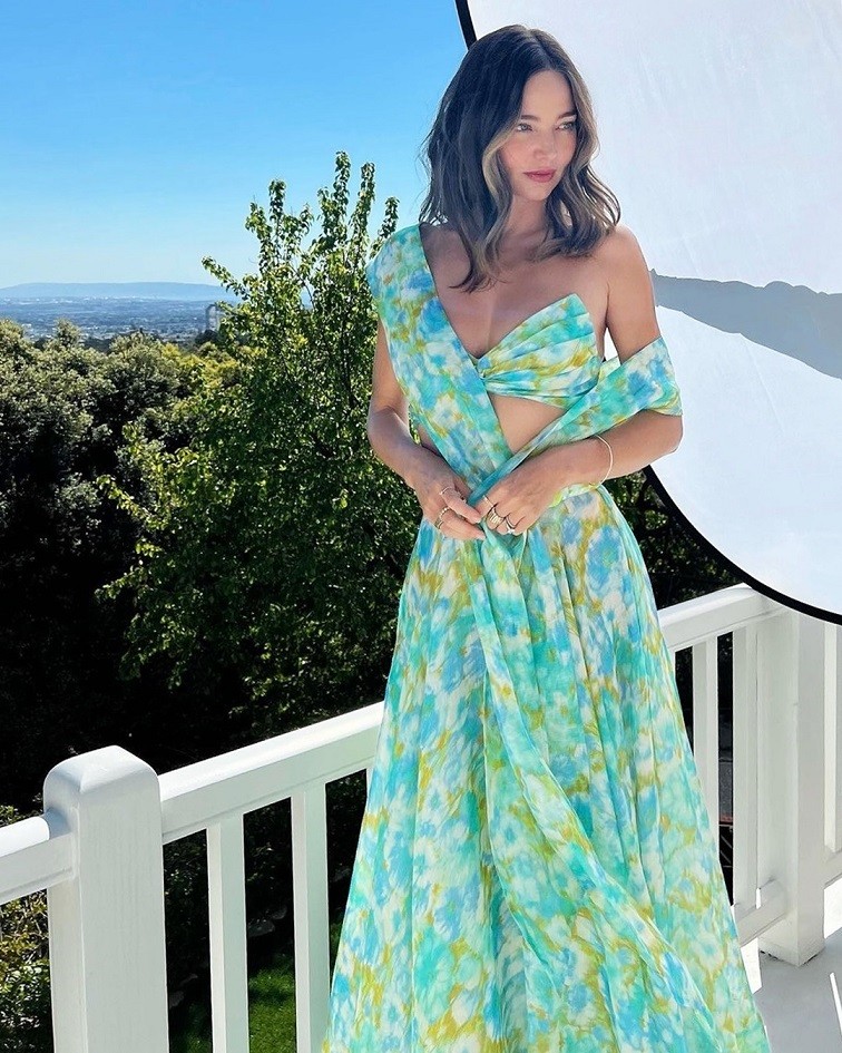 Trên trang cá nhân cuối tháng 7, siêu mẫu Miranda Kerr đăng ảnh tạo dáng với thiết kế họa tiết triều cường, lấy cảm hứng từ biển cả của Zimmermann, thương hiệu thời trang Australia, quê hương của siêu mẫu. Trên Instagram, nhiều fan khen cô vẫn gợi cảm, trẻ đẹp ở tuổi tứ tuần.