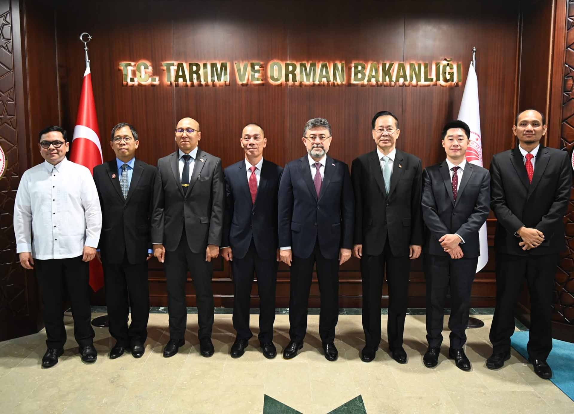 Các đại biểu chụp ảnh lưu niệm.