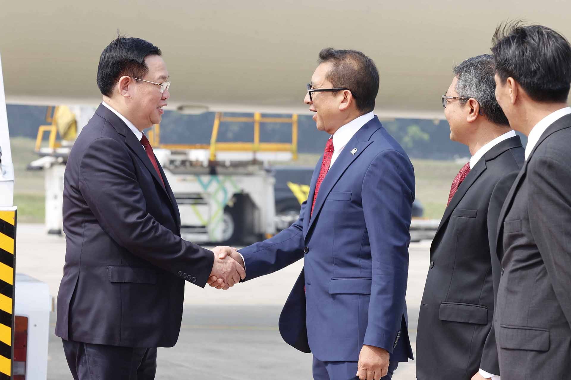 Các quan chức Indonesia đón Chủ tịch Quốc hội Vương Đình Huệ tại Sân bay quốc tế Soekarno Hatta, thủ đô Jakarta. (Nguồn: TTXVN) Các quan chức Indonesia đón Chủ tịch Quốc hội Vương Đình Huệ tại Sân bay quốc tế Soekarno Hatta, thủ đô Jakarta. (Nguồn: TTXVN)