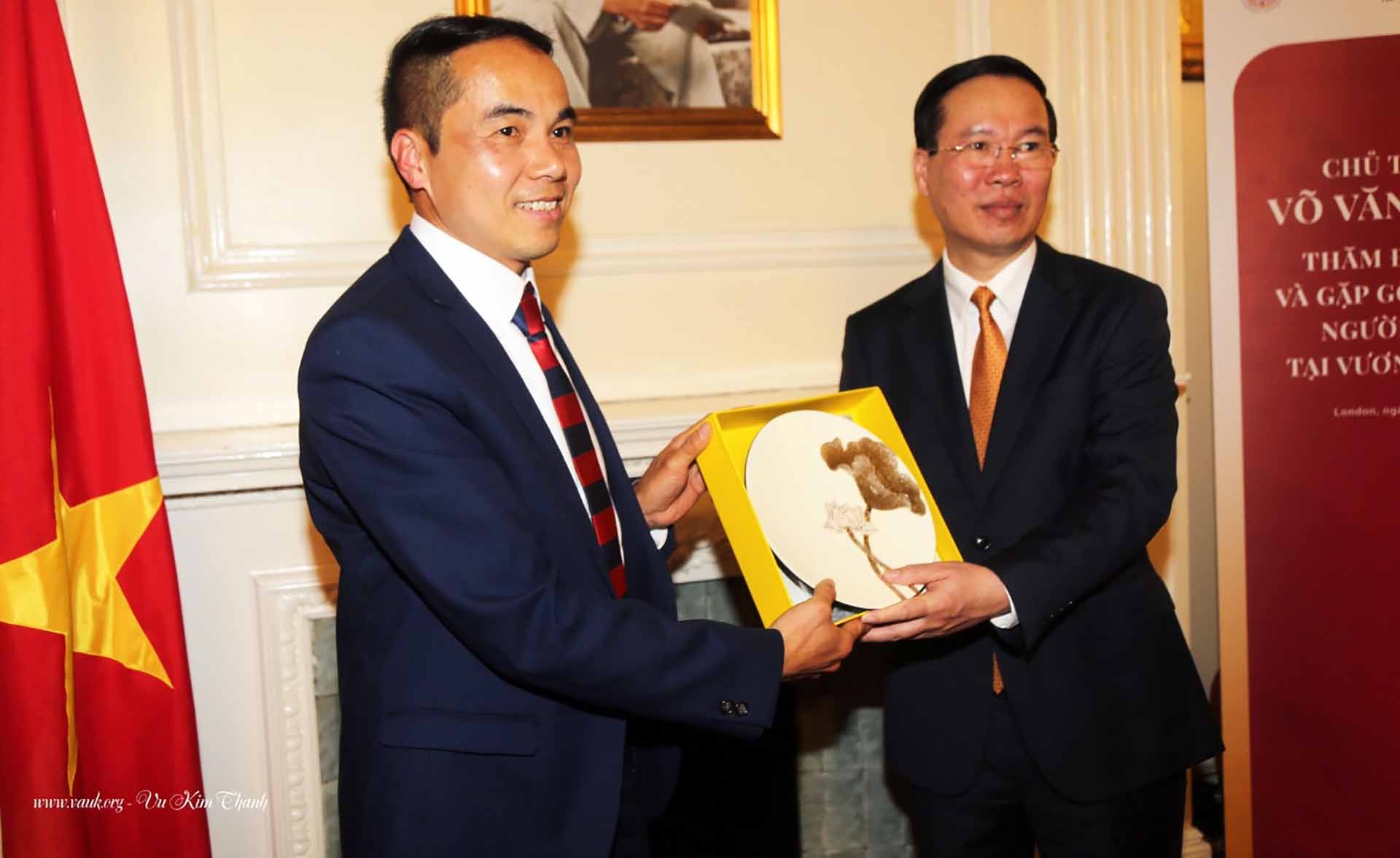 Chủ tịch nước Võ Văn Thưởng tặng quà lưu niệm cho  GS.TS. Nguyễn Xuân Huấn, Chủ tịch Hội Trí thức Việt Nam tại Anh  và Ireland, ngày 5/5/2023 tại thủ đô London. (Ảnh: NVCC)