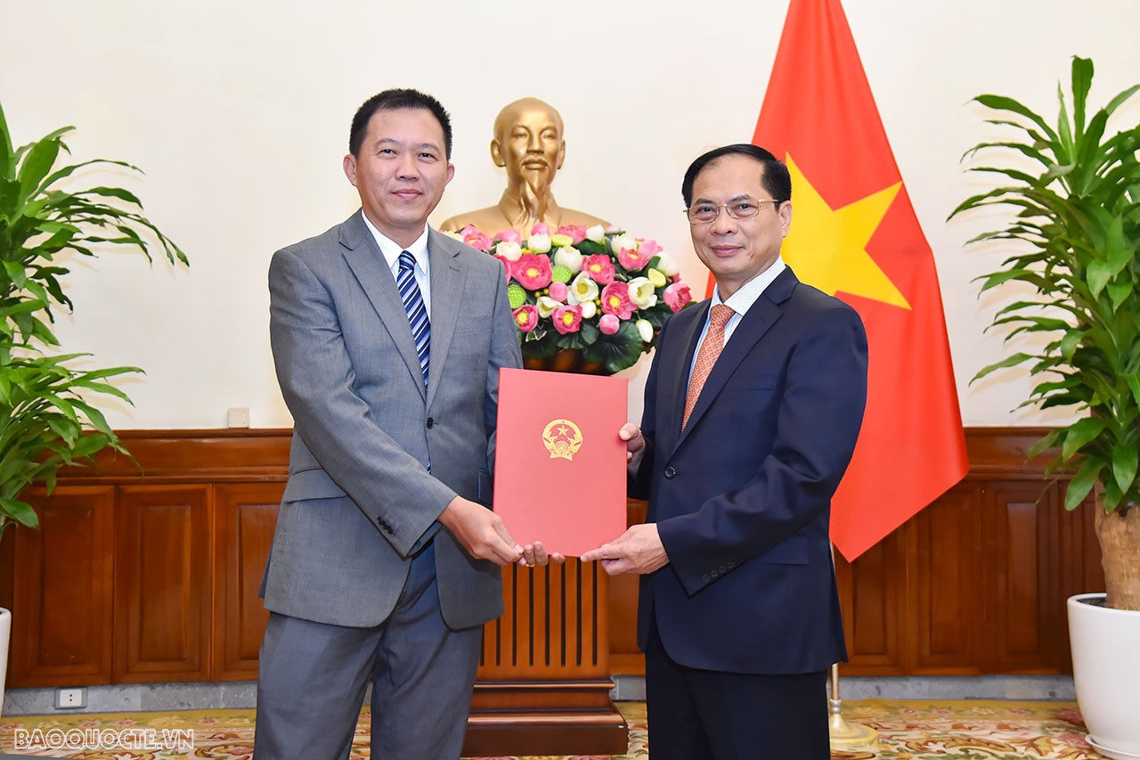 Tại buổi lễ, Ủy viên Trung ương Đảng, Bộ trưởng Ngoại giao Bùi Thanh Sơn trao quyết định bổ nhiệm ông Nguyễn Như Hiếu, Quyền Cục trưởng Cục Ngoại vụ làm Cục trưởng Cục Ngoại vụ, Bộ Ngoại giao.