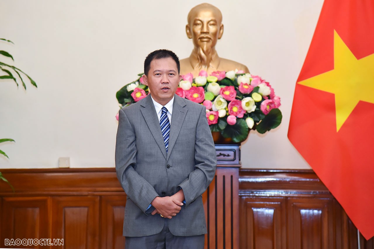 Trong phát biểu của mình, tân Cục trưởng Cục Ngoại vụ Nguyễn Như Hiếu bày tỏ vinh dự khi được Ban Cán sự Đảng Bộ, Bộ trưởng Bùi Thanh Sơn tin tưởng phân công nhiệm vụ mới; khẳng định cùng với tập thể đơn vị sẽ nỗ lực hết sức mình, trên tinh thần phụng sự, phục vụ sự phát triển của các địa phương, tiếp tục đổi mới phương thức làm việc, hoàn thành tốt công việc được giao, xứng đáng với sự tin cậy của Bộ trưởng và tập thể Lãnh đạo Bộ.