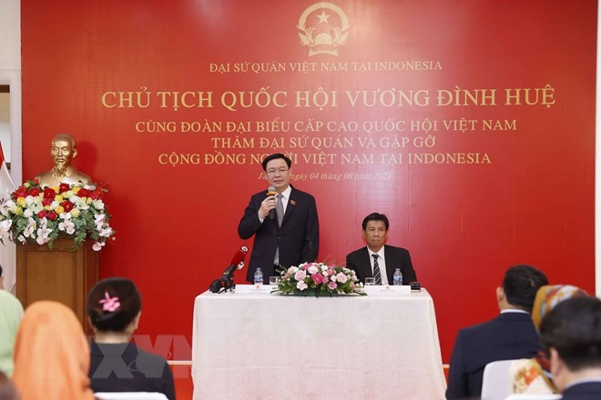 Chủ tịch Quốc hội Vương Đình Huệ gặp mặt bà con người Việt tại Indonesia