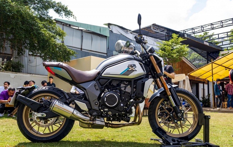 CFMoto 700 CL-X có kiểu dáng bắt mắt đi cùng đó là chiều cao yên chỉ 800 mm.