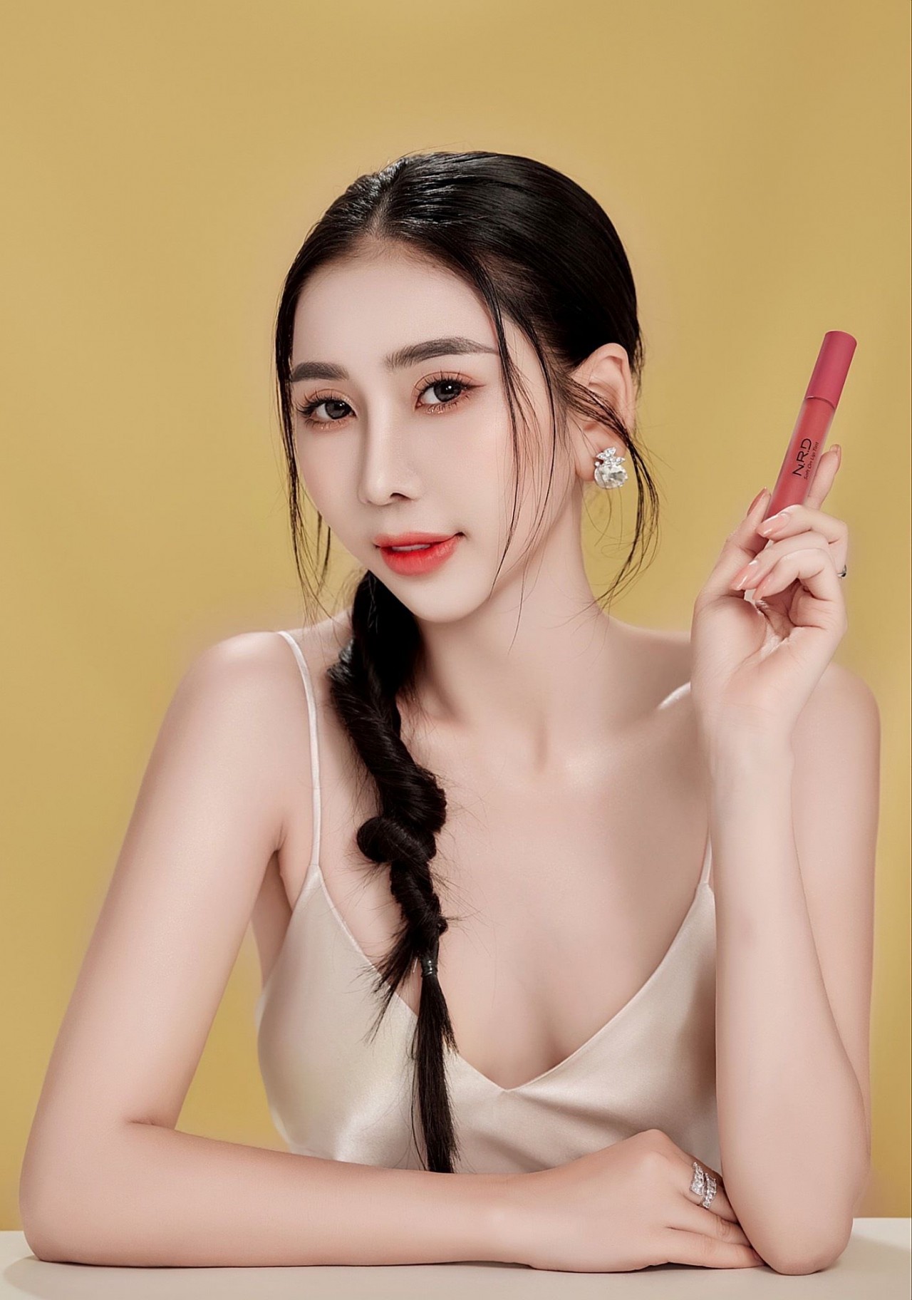 Hoa Hậu Trịnh Thanh Hồng: Cẩn trọng khi quảng cáo sản phẩm vì không muốn ảnh hưởng đến danh hiệu