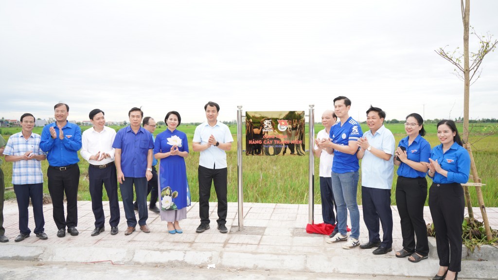 Bàn giao giai đoạn 1 dự án 'Nâng bước thể thao' và 'Thắp sáng đường quê' Bàn giao giai đoạn 1 dự án 'Nâng bước thể thao' và 'Thắp sáng đường quê'