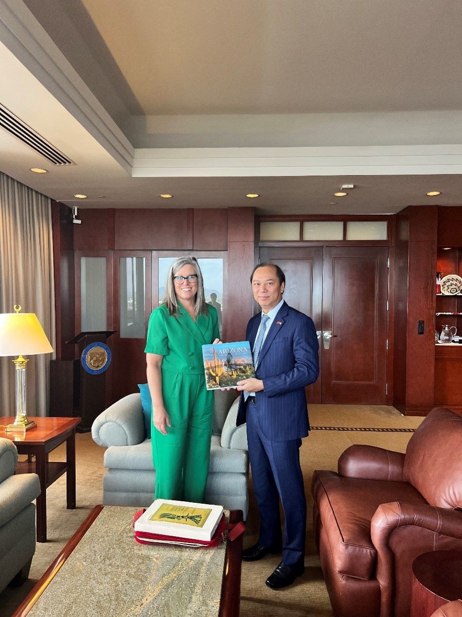 Đại sứ Nguyễn Quốc Dũng gặp mặt Thống đốc Katie Hobbs.