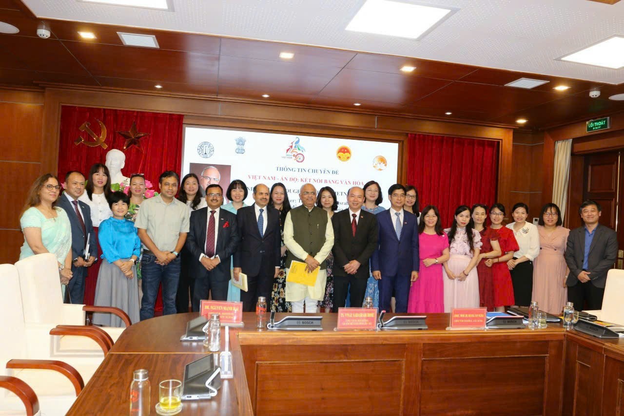 TS. Vinay Sahasrabuddhe thuyết trình tại buổi thông tin chuyên đề “Việt Nam - Ấn Độ: Kết nối qua văn hóa”, ngày 4/8/2023. TS. Vinay Sahasrabuddhe thuyết trình tại buổi thông tin chuyên đề “Việt Nam - Ấn Độ: Kết nối qua văn hóa”, ngày 4/8/2023.