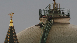 Trên ứng dụng nhắn tin Telegram, Thị trưởng Sobyanin nêu rõ, thiết bị bay không người lái này tiếp cận Moscow vào khoảng 11h (tức 15h giờ Việt Nam). Sau sự việc trên, Hãng thông tấn TASS đưa tin, sân bay Vnukovo ở thủ đô Moscow đã đình chỉ các chuyến bay. Trước đó, sân bay Vnukovo đã thực hiện việc đình chỉ tương tự khi Moscow bị thiết bay không người lái tấn công vào tuần trước. Nga đã cáo buộc Ukraine thực hiện hai vụ tấn công bằng thiết bị không người lái nhằm vào thủ đô của nước này vào ngày 1/8. Lực lượng phòng không của Nga đã bắn hạ một số thiết bị bay không người lái khi chúng tiếp cận thủ đô Moscow. Theo Bộ Quốc phòng Nga, ba thiết bị bay đã xuất hiện vào rạng sáng 1/8, hai chiếc bị tiêu diệt, một chiếc khác bị hệ thống tác chiến điện tử áp chế và rơi xuống khu phức hợp Moscow City. Trên ứng dụng nhắn tin Telegram, Thị trưởng Sobyanin nêu rõ, thiết bị bay không người lái này tiếp cận Moscow vào khoảng 11h (tức 15h giờ Việt Nam). Sau sự việc trên, Hãng thông tấn TASS đưa tin, sân bay Vnukovo ở thủ đô Moscow đã đình chỉ các chuyến bay. Trước đó, sân bay Vnukovo đã thực hiện việc đình chỉ tương tự khi Moscow bị thiết bay không người lái tấn công vào tuần trước. Nga đã cáo buộc Ukraine thực hiện hai vụ tấn công bằng thiết bị không người lái nhằm vào thủ đô của nước này vào ngày 1/8. Lực lượng phòng không của Nga đã bắn hạ một số thiết bị bay không người lái khi chúng tiếp cận thủ đô Moscow. Theo Bộ Quốc phòng Nga, ba thiết bị bay đã xuất hiện vào rạng sáng 1/8, hai chiếc bị tiêu diệt, một chiếc khác bị hệ thống tác chiến điện tử áp chế và rơi xuống khu phức hợp Moscow City.