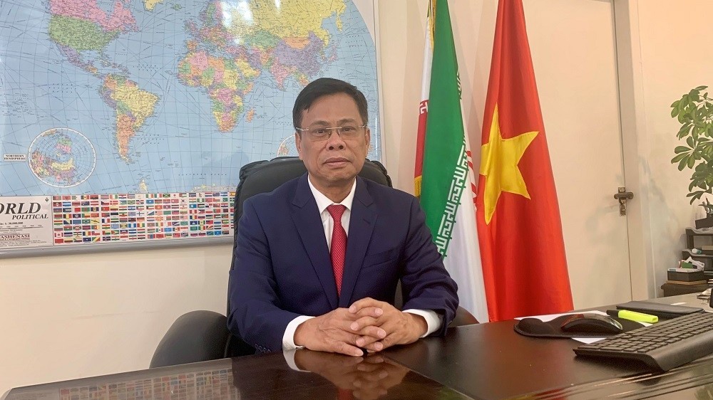 dai su quan viet nam tai iran ra khuyen cao cong dong nguoi viet cung cap duong day nong