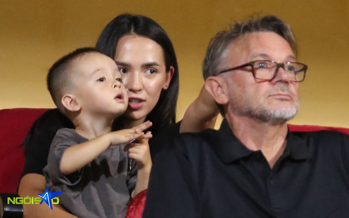 Vợ và con trai thủ môn Filip Nguyễn được bố trí ngồi ở khu VIP khán đài A sân Hàng Đẫy, ngay phía sau HLV trưởng tuyển Việt Nam Philippe Troussier khi CAHN đối đầu Hà Nội FC ở vòng 5 giai đoạn hai V-League 2023. Hai người thân của Filip Nguyễn mới từ CH Czech sang Việt Nam hôm 3/8 và đây là lần đần tiên họ đến sân cổ vũ anh tại V-League.