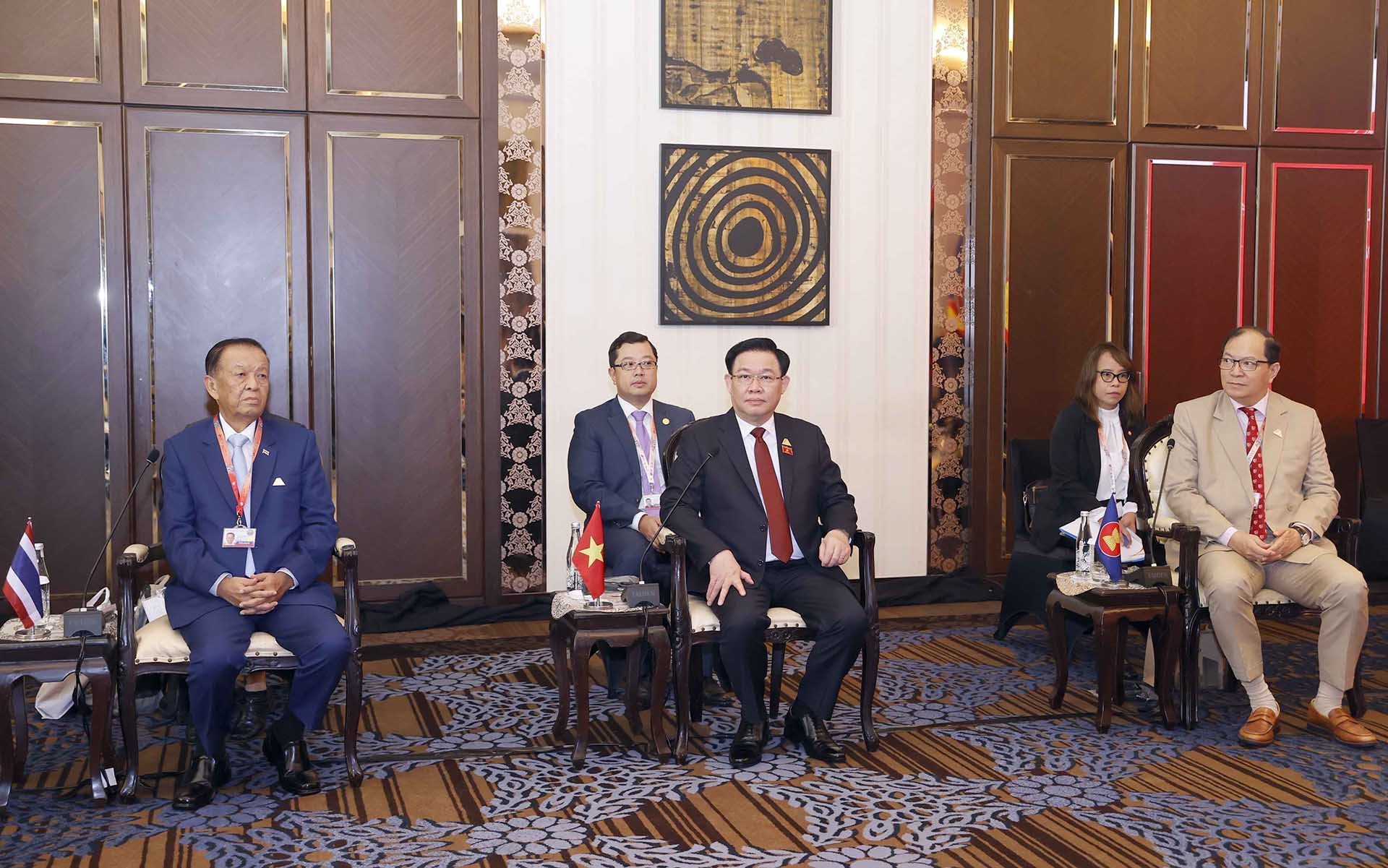 Chủ tịch Quốc hội Vương Đình Huệ với đại biểu dự cuộc gặp. (Nguồn: TTXVN)