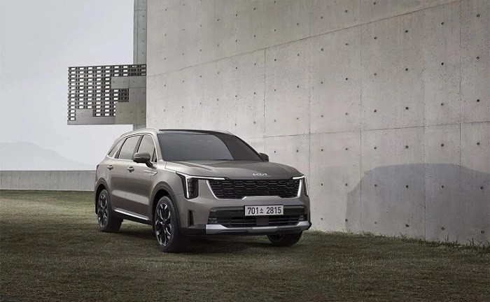 Phần đầu Kia Sorento 2024 sở hữu cặp đèn pha LED dạng dọc hai bên.