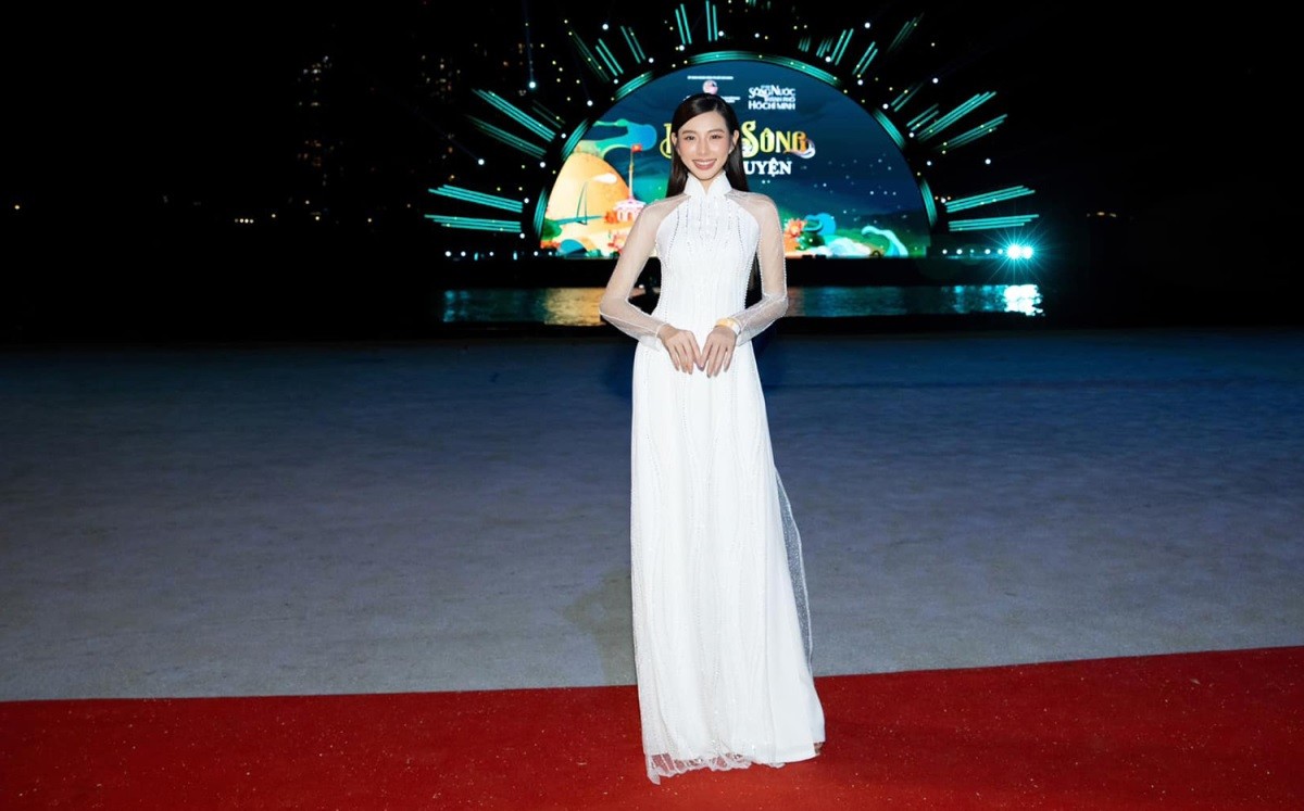 Dàn Hoa hậu, Á hậu Việt diện đồ thanh lịch, kín đáo dự lễ hội sông nước TP. Hồ Chí Minh