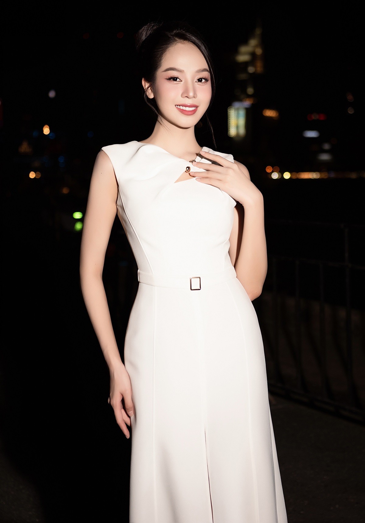 Dàn Hoa hậu, Á hậu Việt diện đồ thanh lịchm kín đáo dự lễ hội sông nước TP. Hồ Chí Minh