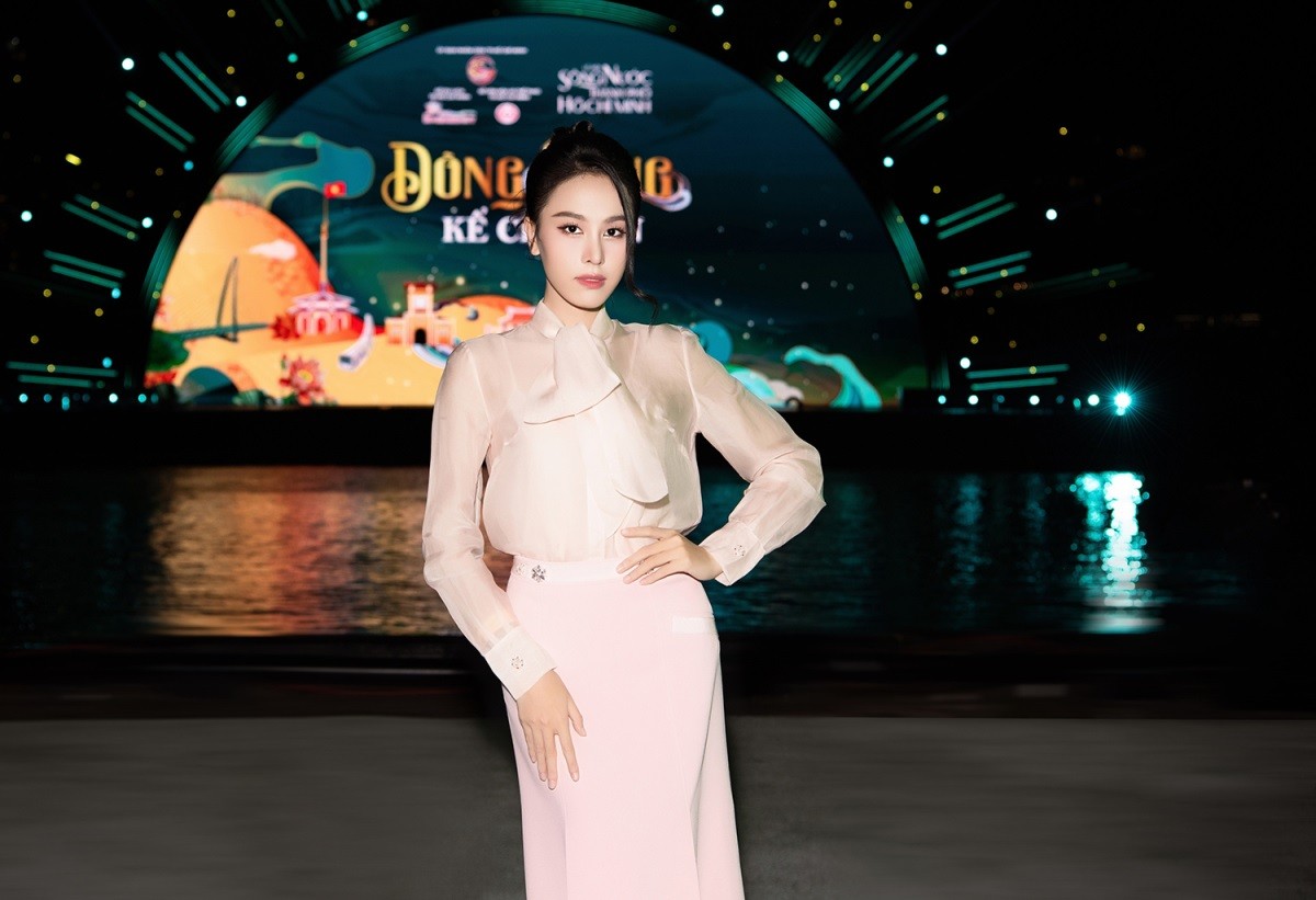 Dàn Hoa hậu, Á hậu Việt diện đồ thanh lịchm kín đáo dự lễ hội sông nước TP. Hồ Chí Minh