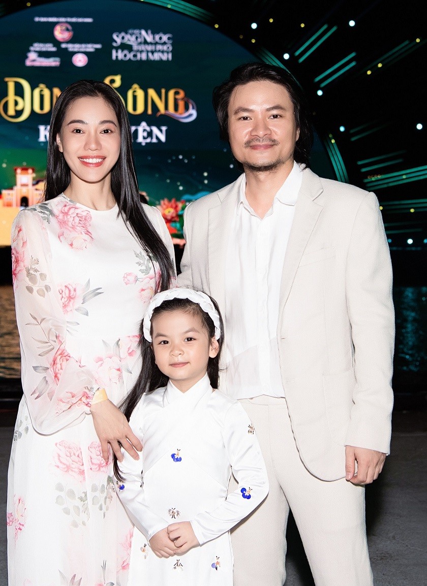 Dàn Hoa hậu, Á hậu Việt diện đồ thanh lịchm kín đáo dự lễ hội sông nước TP. Hồ Chí Minh