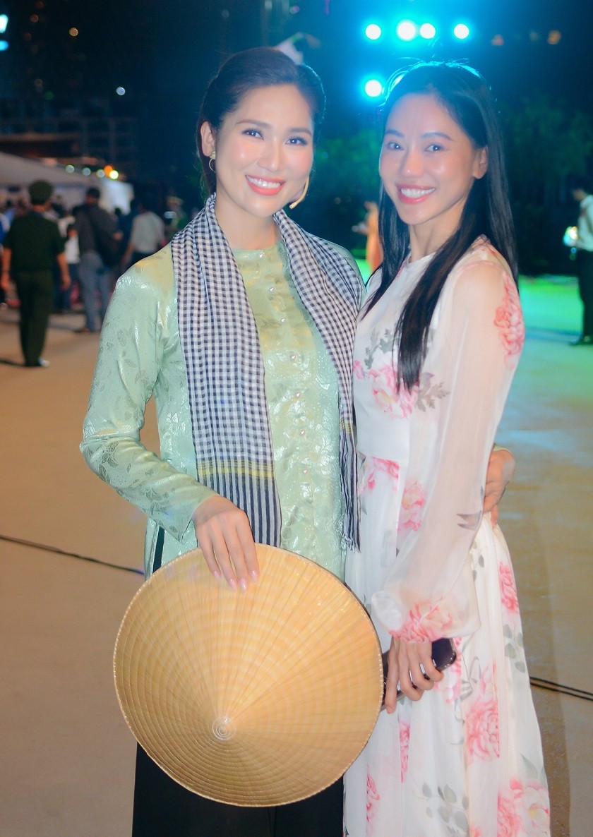 Dàn Hoa hậu, Á hậu Việt diện đồ thanh lịchm kín đáo dự lễ hội sông nước TP. Hồ Chí Minh